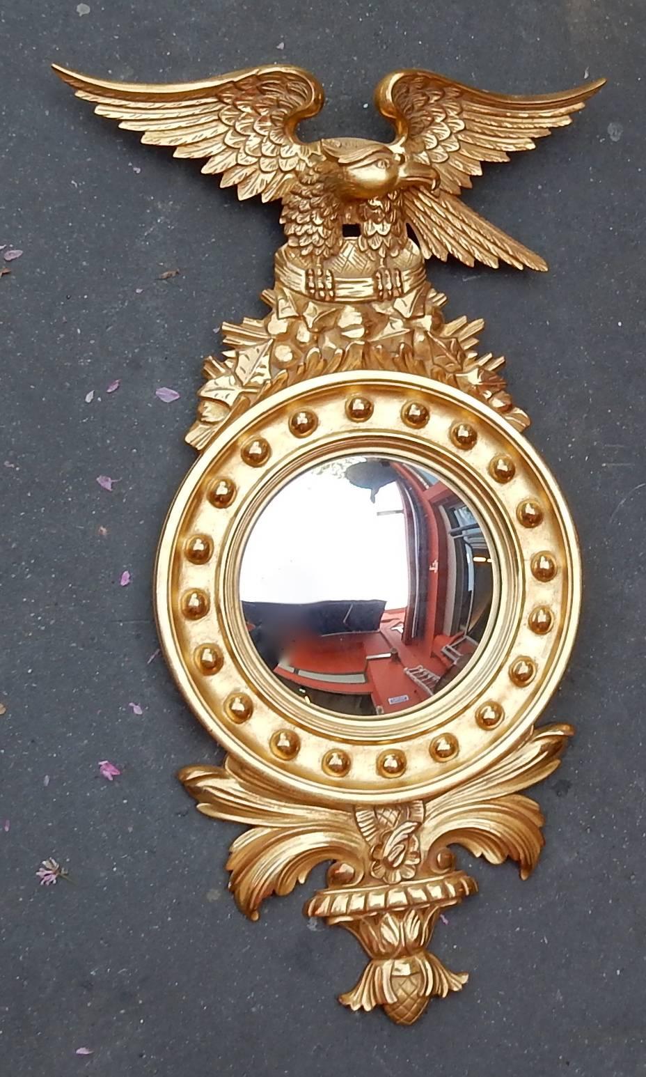 Doré Miroir convexe avec aigle en bois doré avec feuilles d'or, 1950-1970 en vente