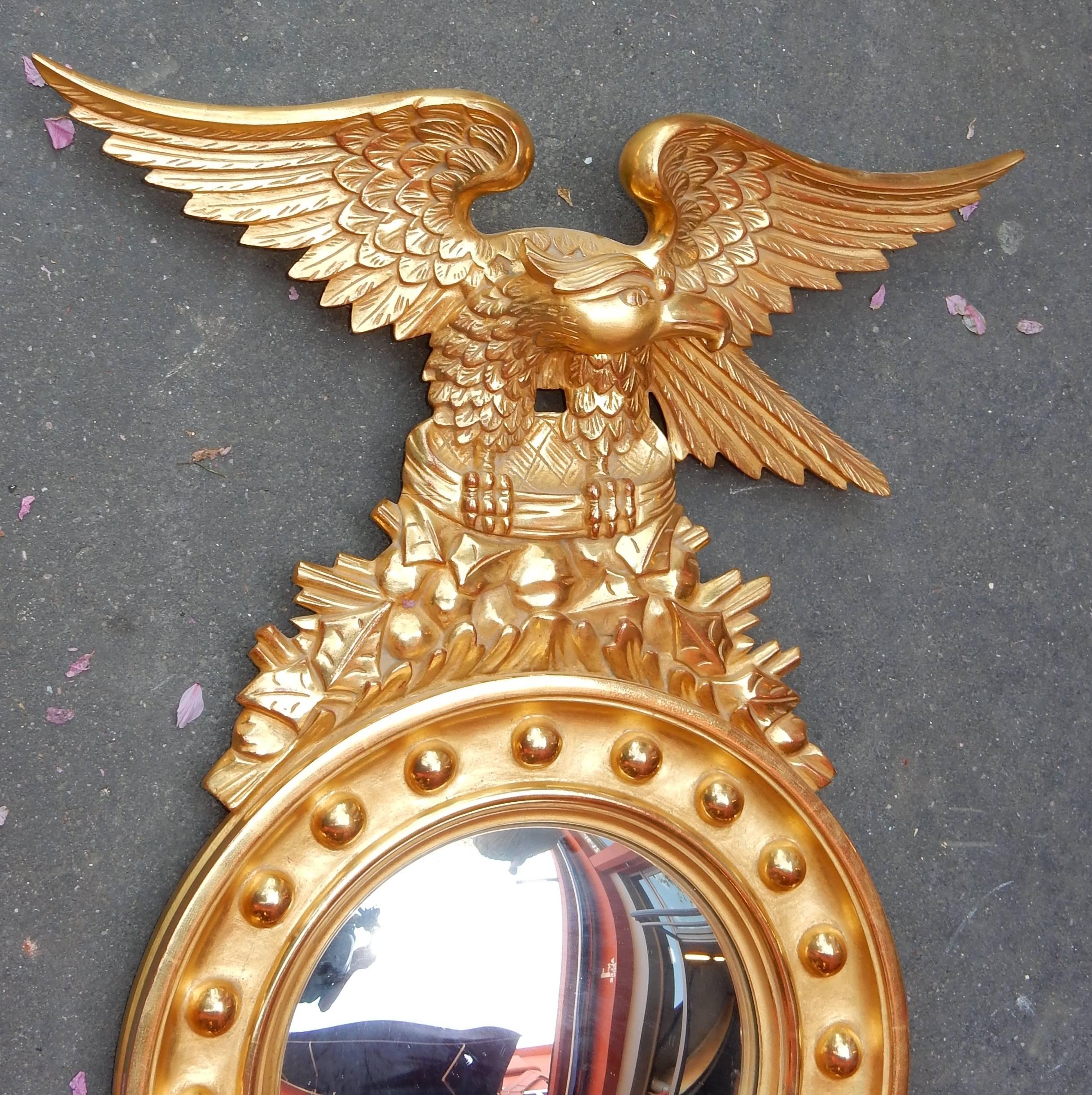 Miroir convexe avec aigle en bois doré avec feuilles d'or, 1950-1970 Bon état - En vente à Paris, FR