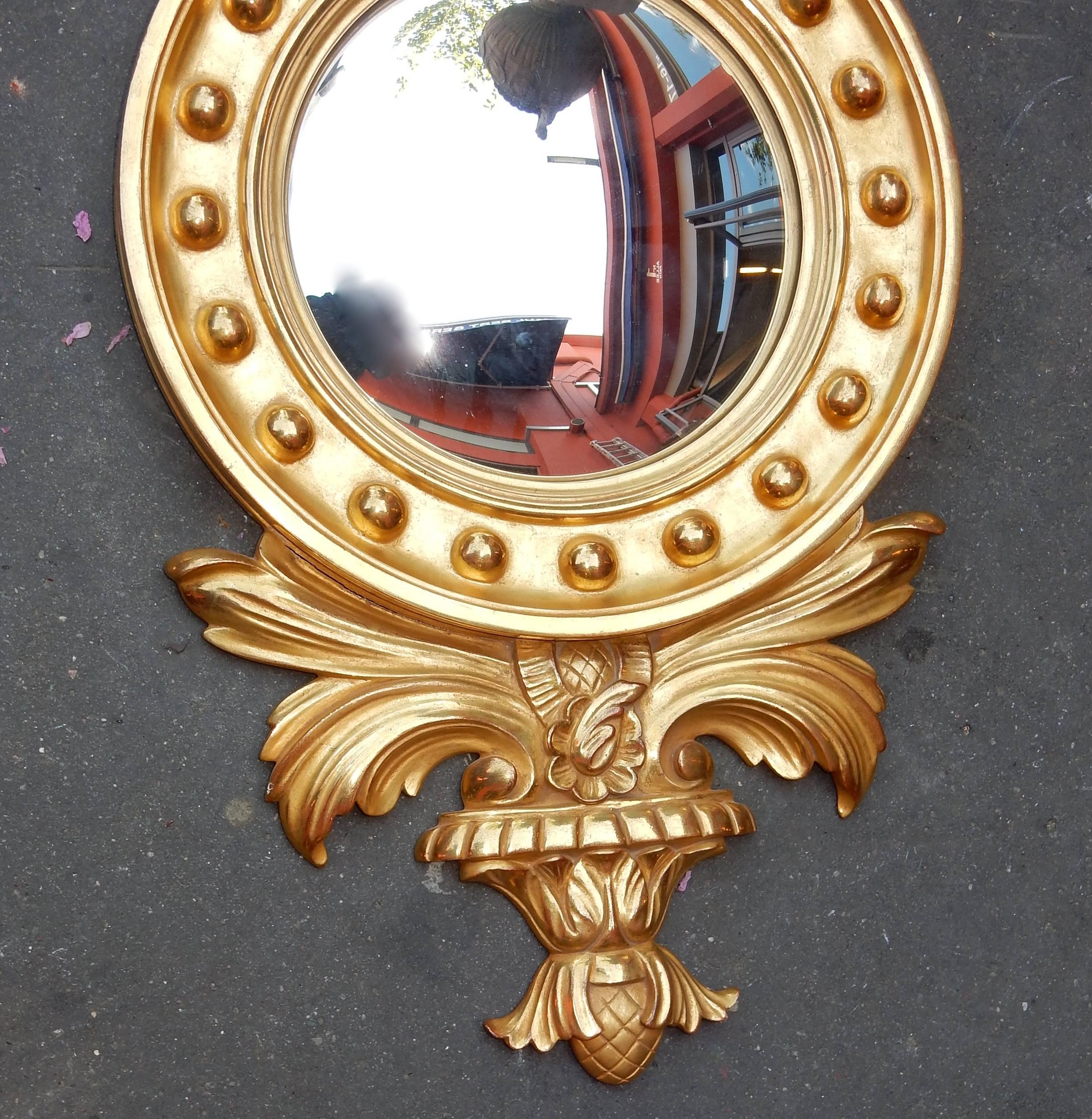 Milieu du XXe siècle Miroir convexe avec aigle en bois doré avec feuilles d'or, 1950-1970 en vente