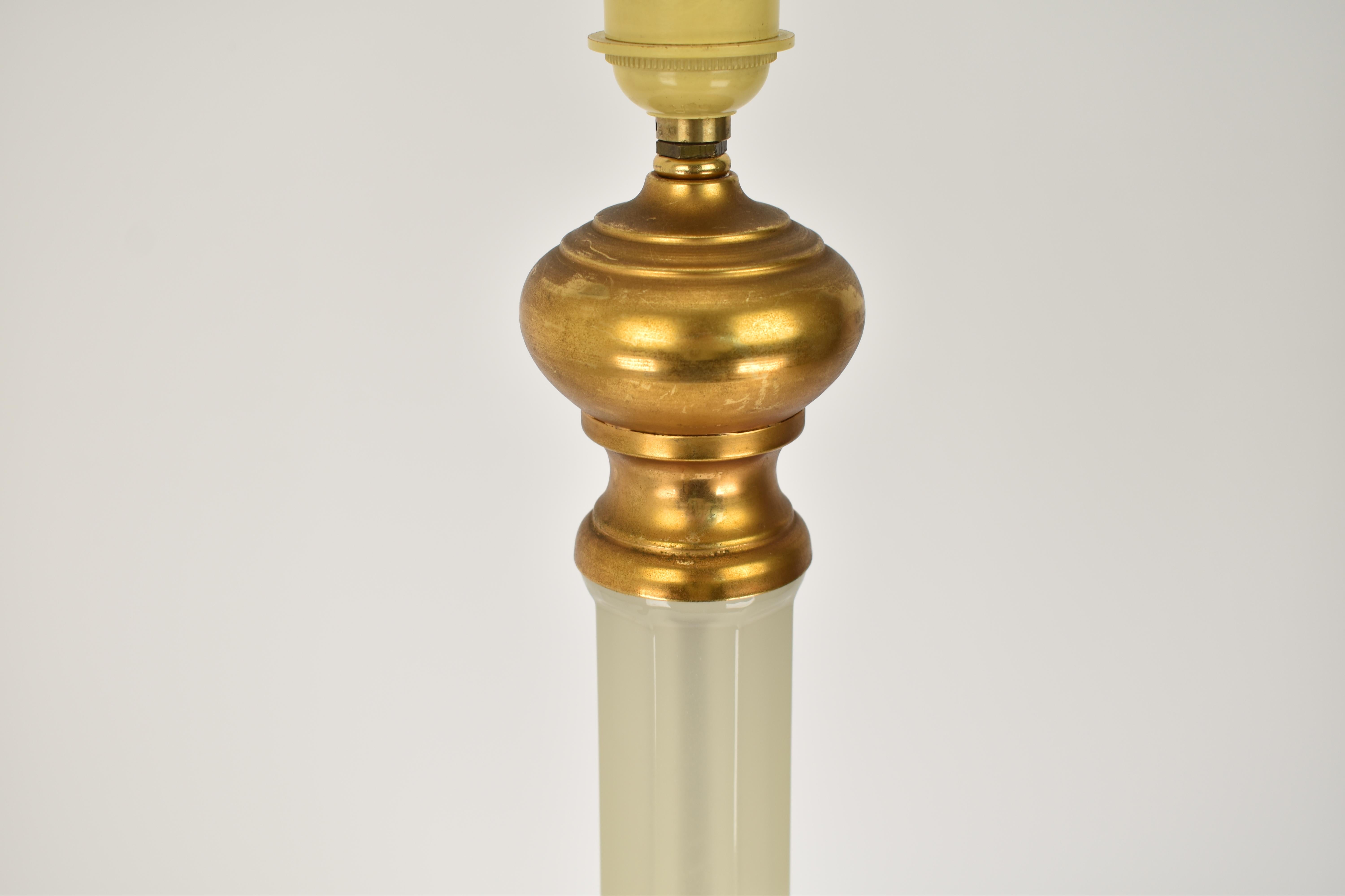 1950s Opaline Table Lamp by Cenedese Murano In Good Condition For Sale In AMSTERDAM, NL