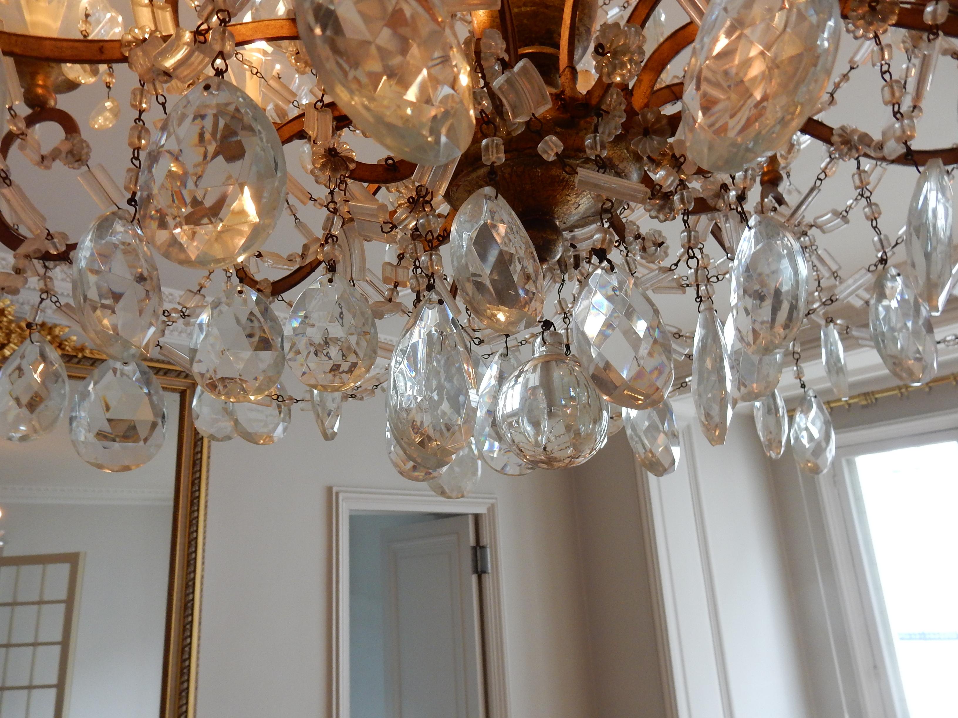 1950′ Chandelier Cage Italy 12 Lights Golden Wood and Crystal In Good Condition For Sale In Paris, FR