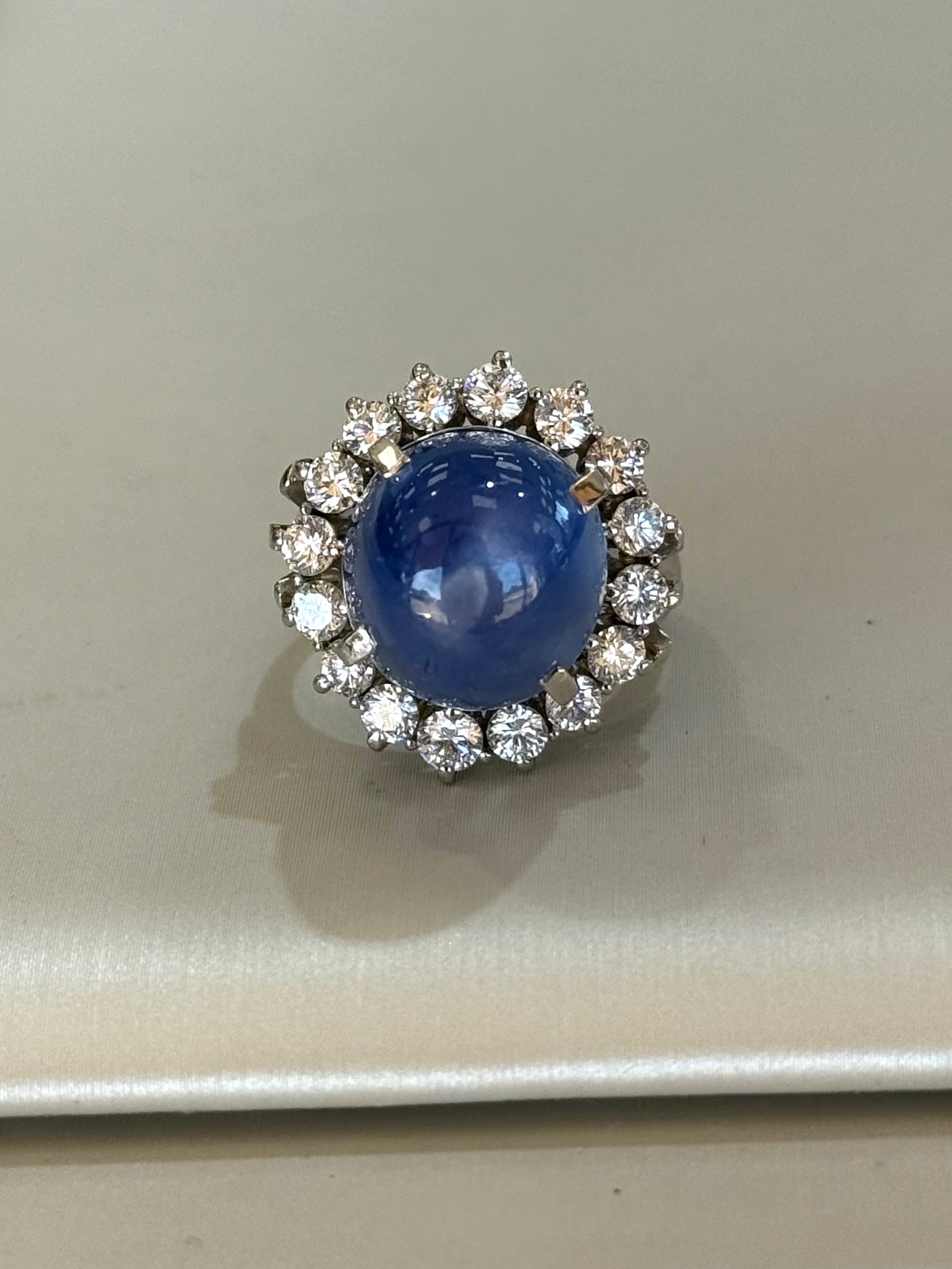 Misura dell'anello: 6,25 (può essere dimensionato)
Materiali: Platino
Pietra primaria: Zaffiro naturale Nature 
Pietra secondaria: diamanti naturali rotondi 

Peso totale (grammi): 14.80
Pietra primaria: Cabachon ovale

Dimensioni della pietra