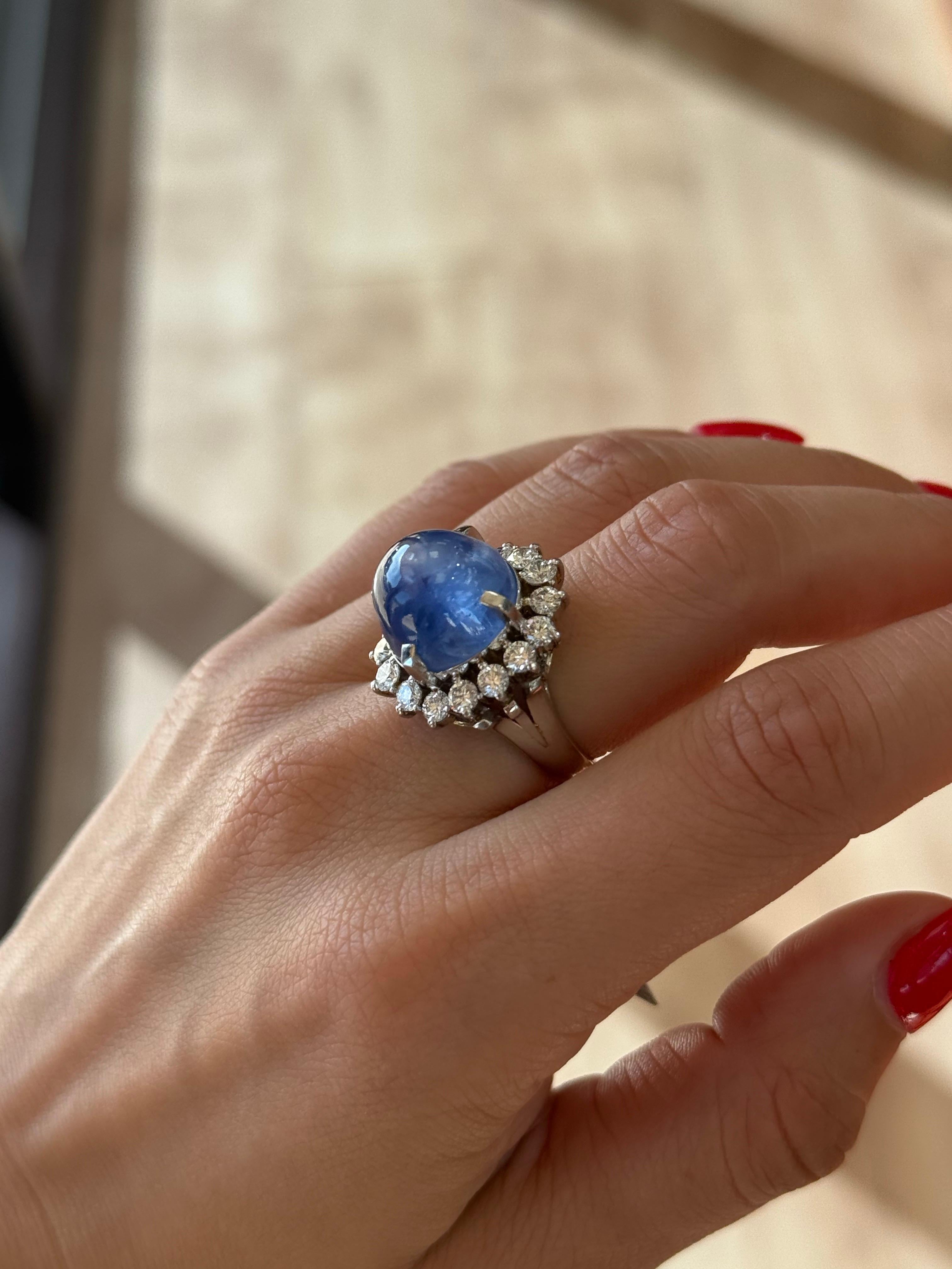 Taglio ovale Anello cocktail in platino con zaffiro a stella da 19,50 carati in vendita