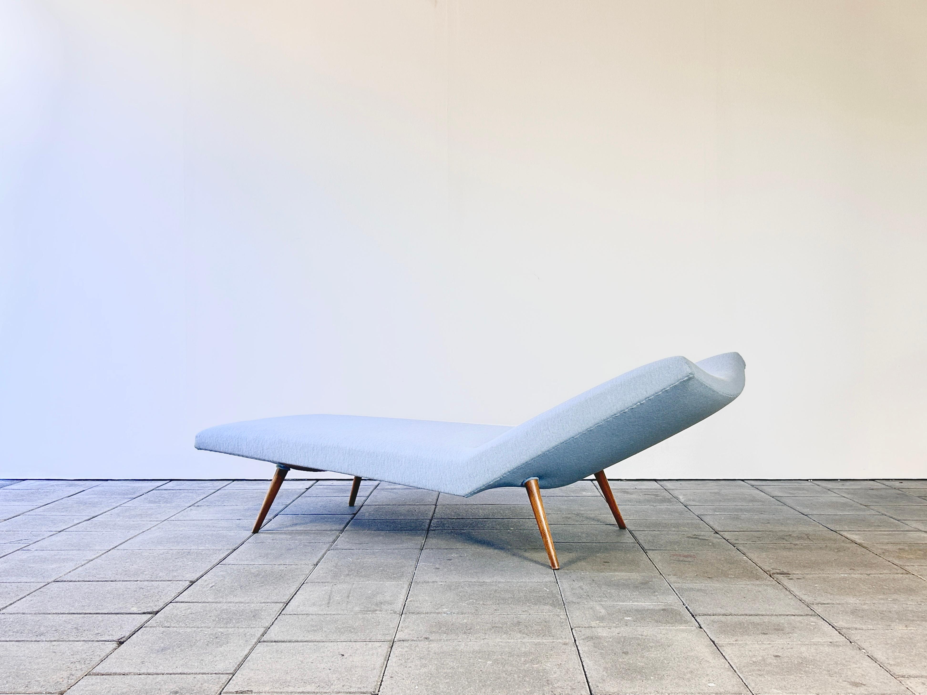 1950ies daybed designed by Theo Ruth for Artifort.

The daybed by Theo Ruth is characteristic for Theo Ruth’s attitude towards designing. With it’s organic shape and due to its elegant outlines and proportions it has almost sculptural quality.