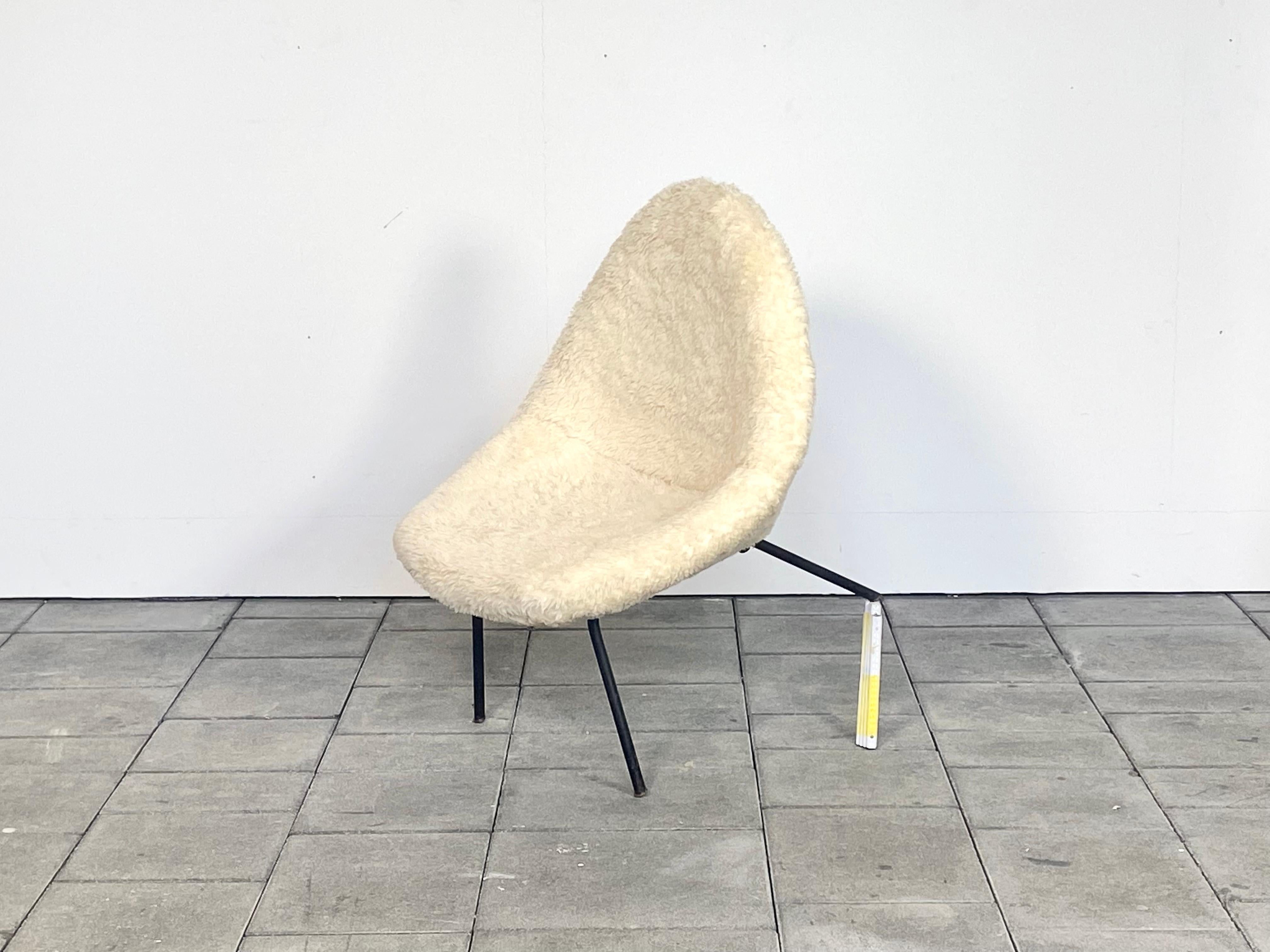 1950ies Italian Organic Lounge Chair in Wool Upholstery For Sale 4