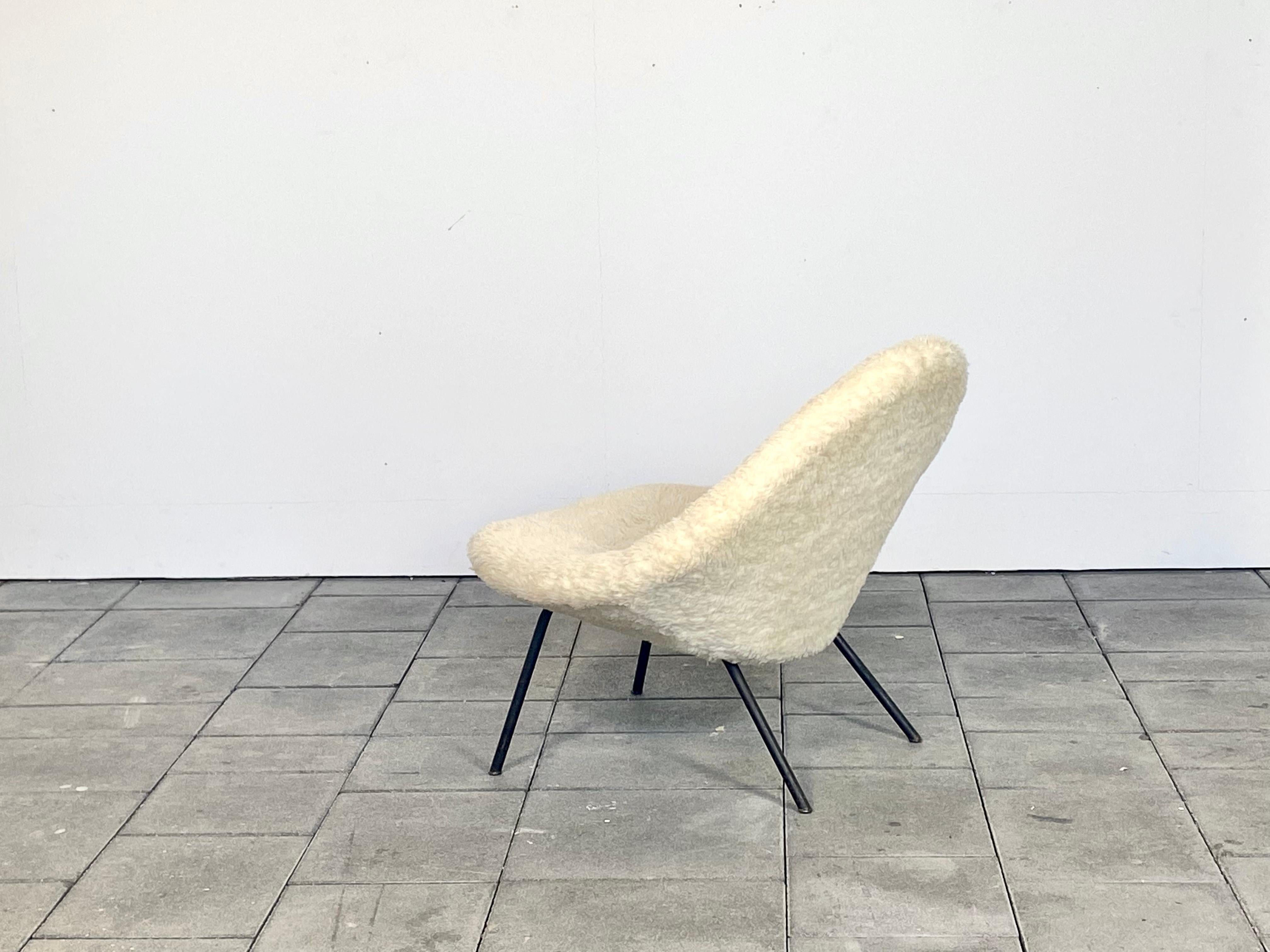 Organic 1950ies lounge chair in wool upholstery. Beautiful Italian easy lounge chair, 
re-upholstered in off-white wool fabric with 2cm pile.

With it’s organic seat shell in contrast to the steel base this chair offers great comfort and