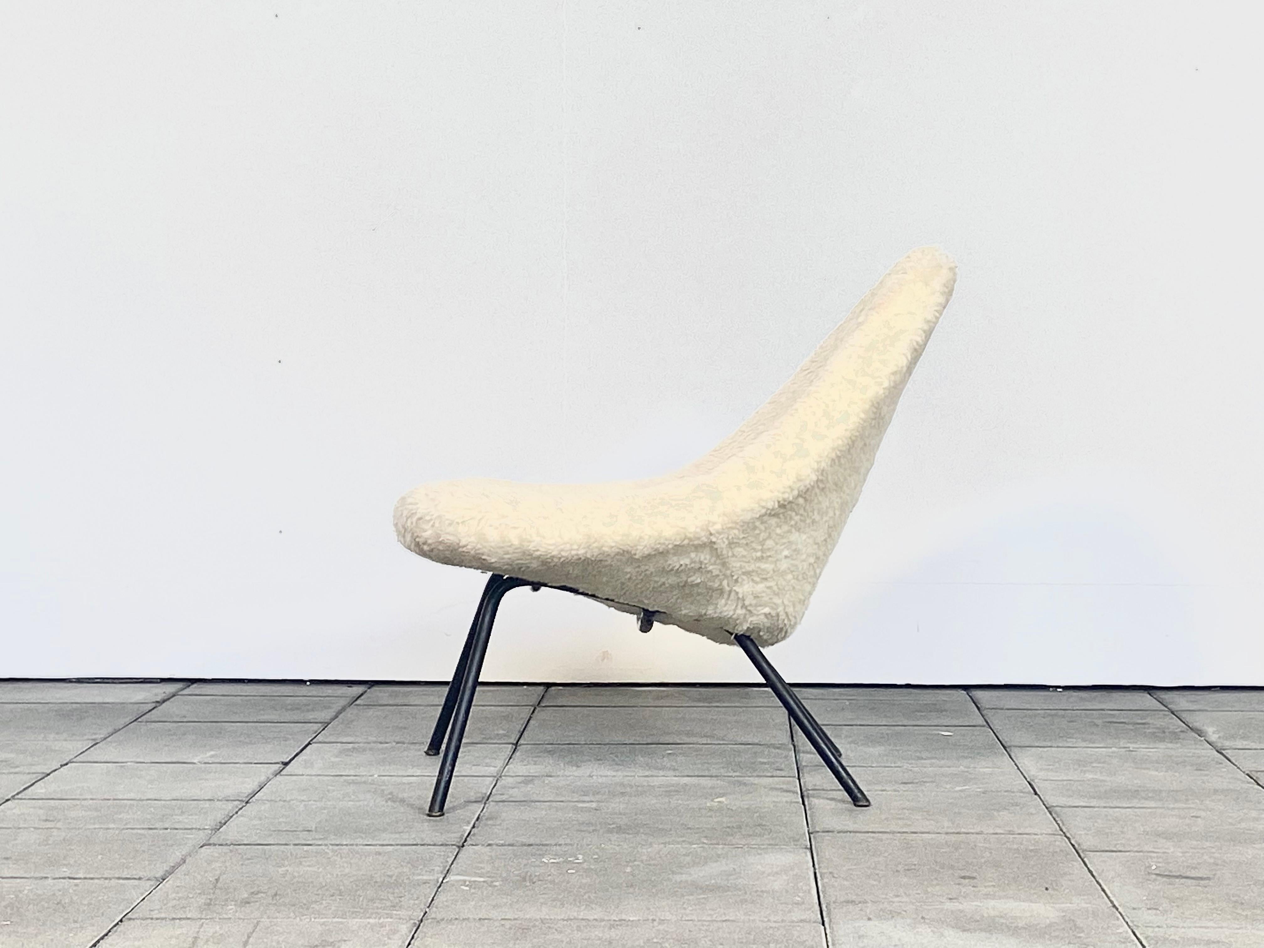 1950ies Italian Organic Lounge Chair in Wool Upholstery For Sale 2