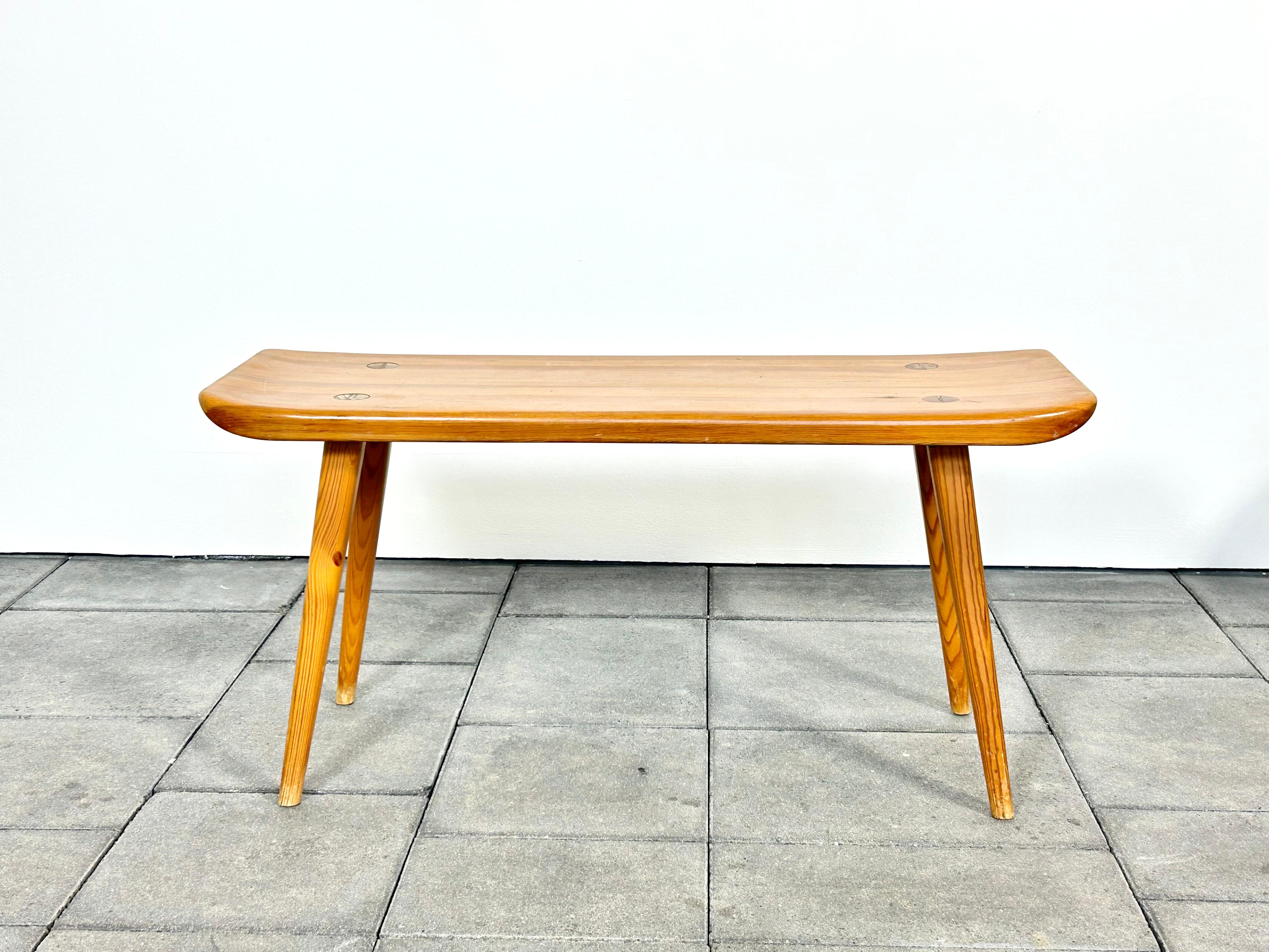 1950ies Visingsö bench, designed by Carl Malmsten for Svensk Fur in solid pine wood 

The Visingsö bench was designed by Carl Malmsten and manufactured by Svensk Fur in the 1950ies in Sweden.


Made from solid pine the bench has a beautiful