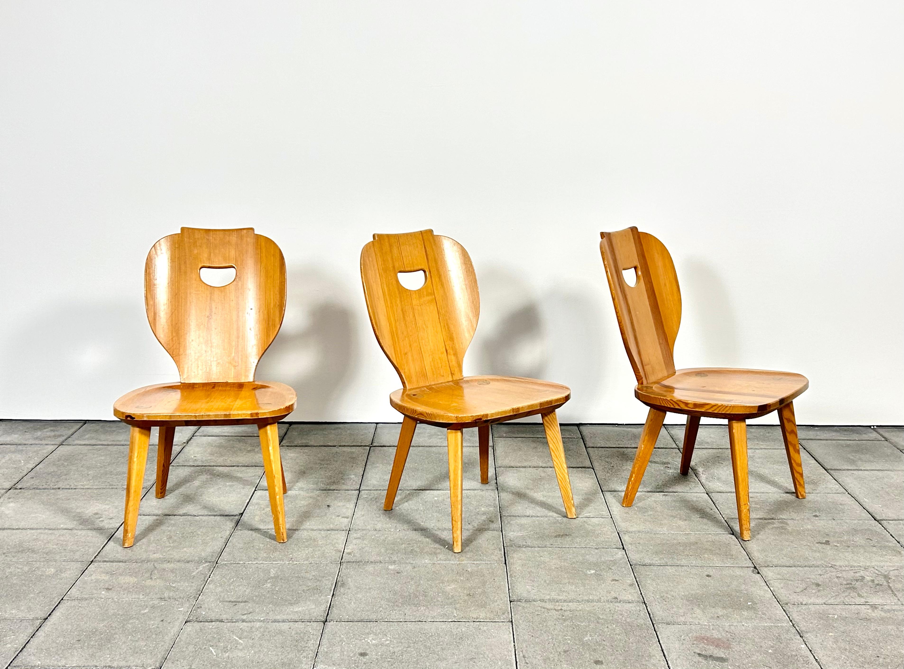 1950ies Sörgården dining chairs, designed by Carl Malmsten for Svensk Fur in solid pine wood 

The Sörgården chair was designed by Malmsten and manufactured by Svensk Fur in the 1950ies.

Price per chair, up to three chairs available. 

Made