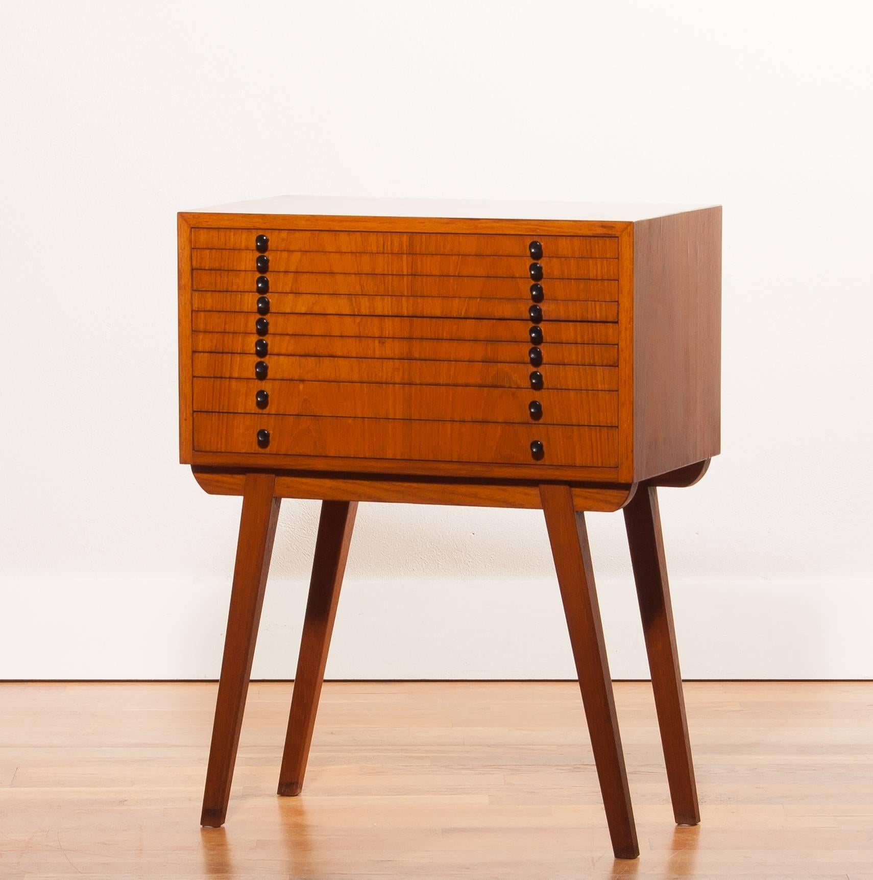 A very nice coin chest of drawers.
This cabinet is made of teak and has nine coin drawers.
It is in an excellent condition.
Period 1950s
Dimensions: H 71, W 54 cm, D 30 cm.