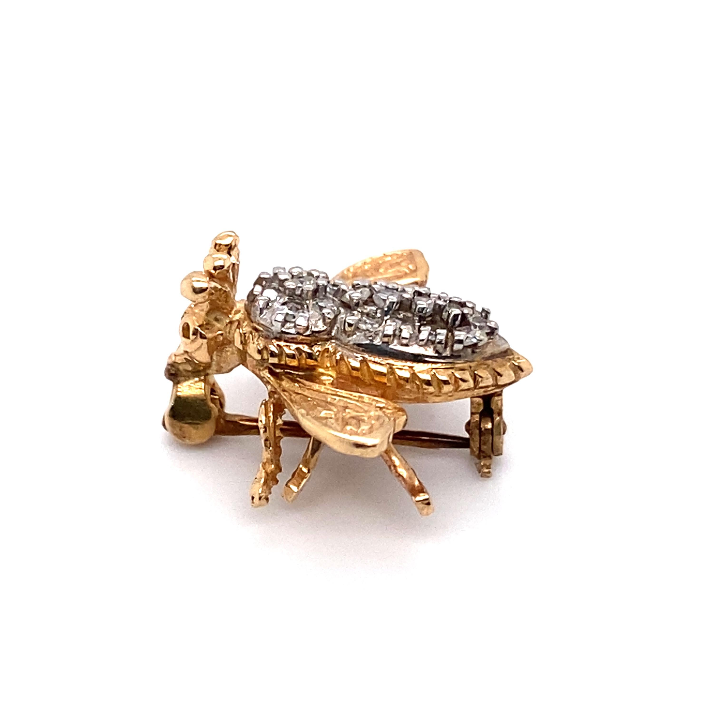 Round Cut 1950s 0.20 Carat Diamond Bee Brooch in 14 Karat Two-Tone Gold For Sale