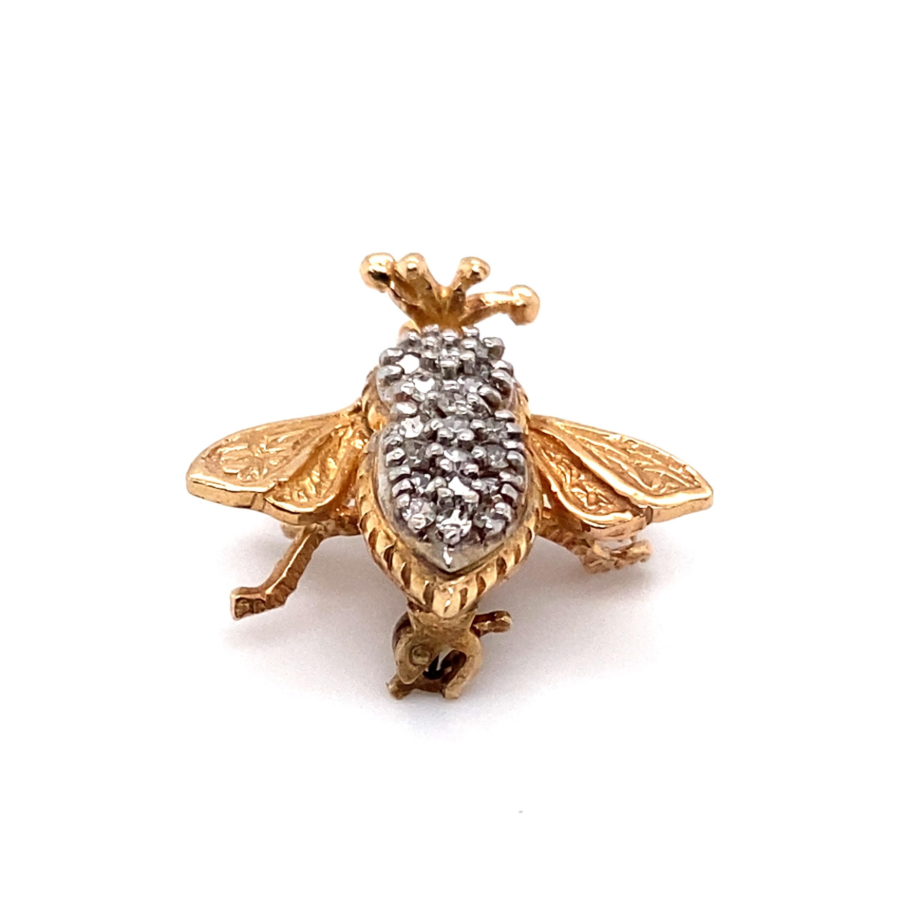 1950s 0.20 Carat Diamond Bee Brooch in 14 Karat Two-Tone Gold In Excellent Condition For Sale In Atlanta, GA