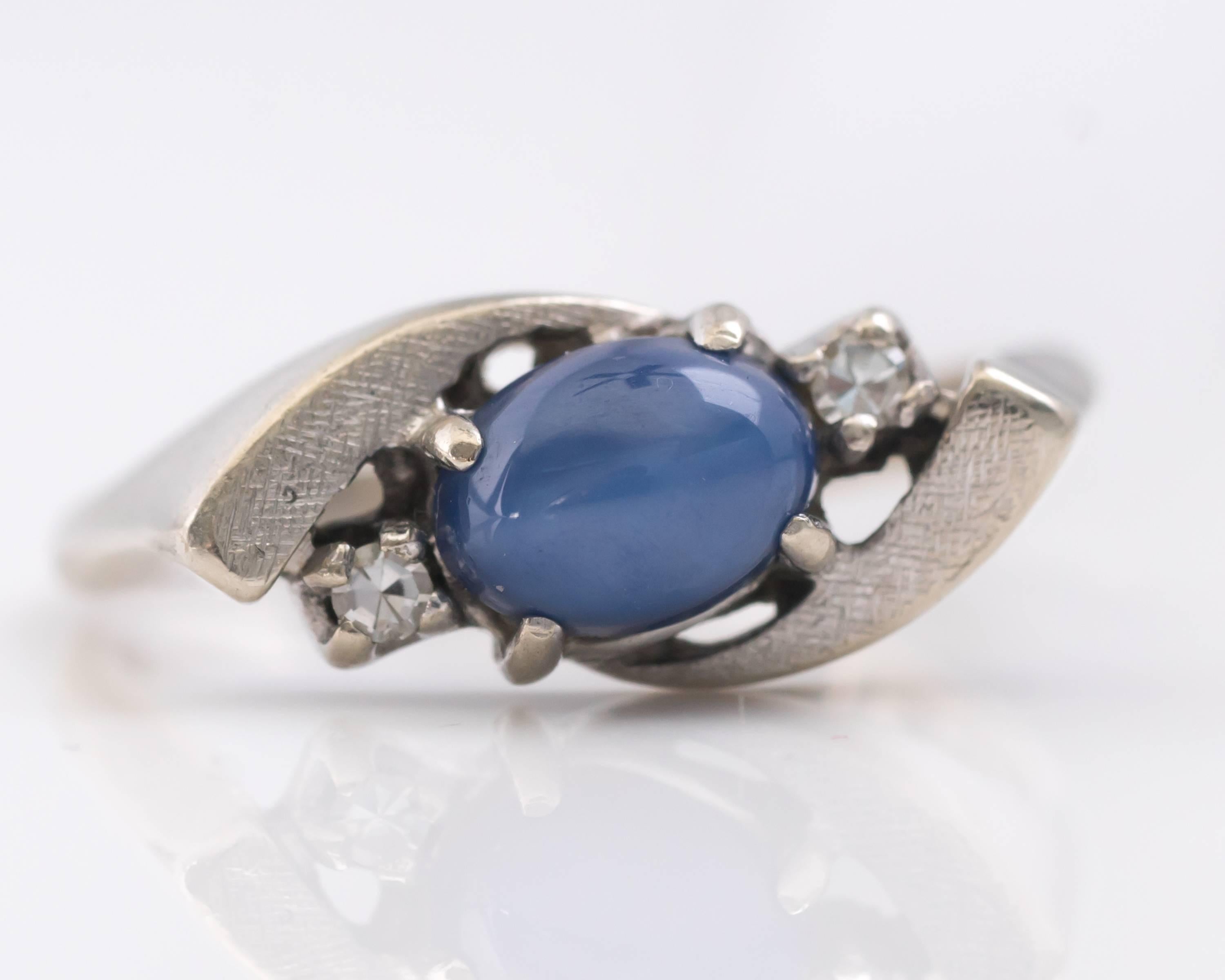 1950er Jahre Ring aus 14 Karat Weißgold mit 0,25 Karat blauem Sternsaphir, Diamant (Ovalschliff) im Angebot
