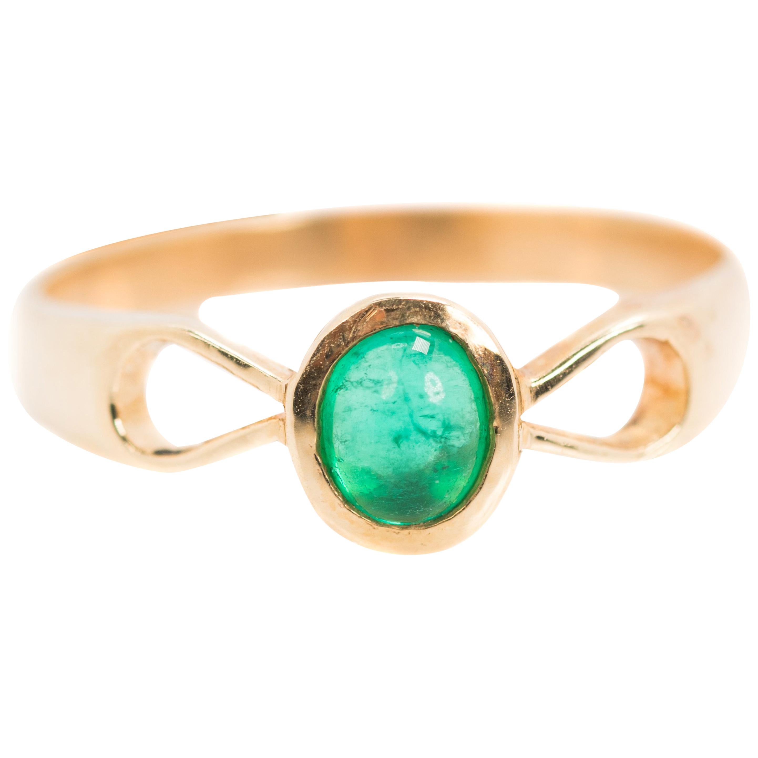 1950s 0.25 Carat Emerald and 18 Karat Yellow Gold Ring