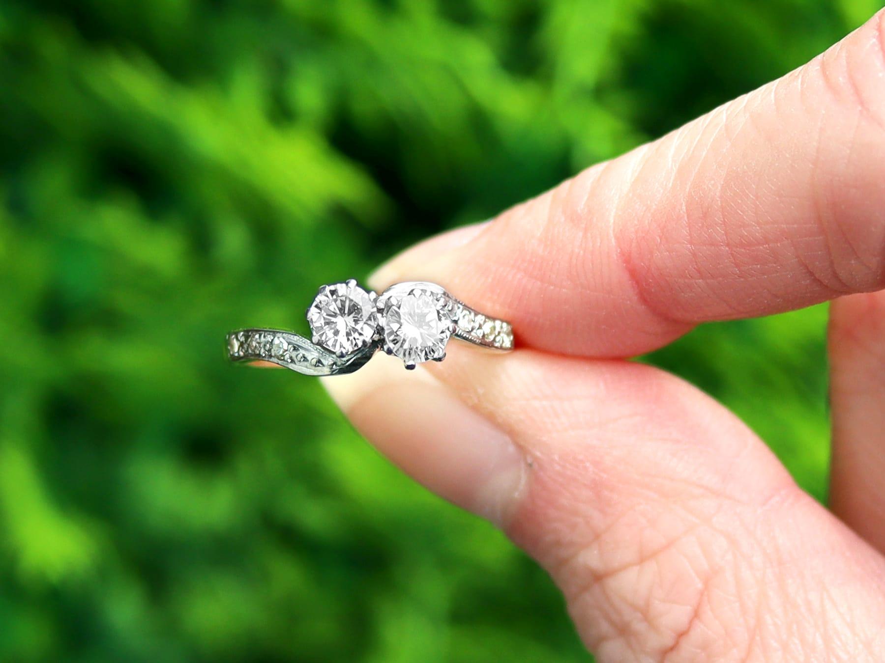 Fino e impresionante anillo giratorio vintage de diamantes de 0,65 quilates y oro amarillo de 18 quilates, engastado en platino; una adición a nuestras diversas colecciones de joyas de diamantes y joyas patrimoniales.

Este fino e impresionante