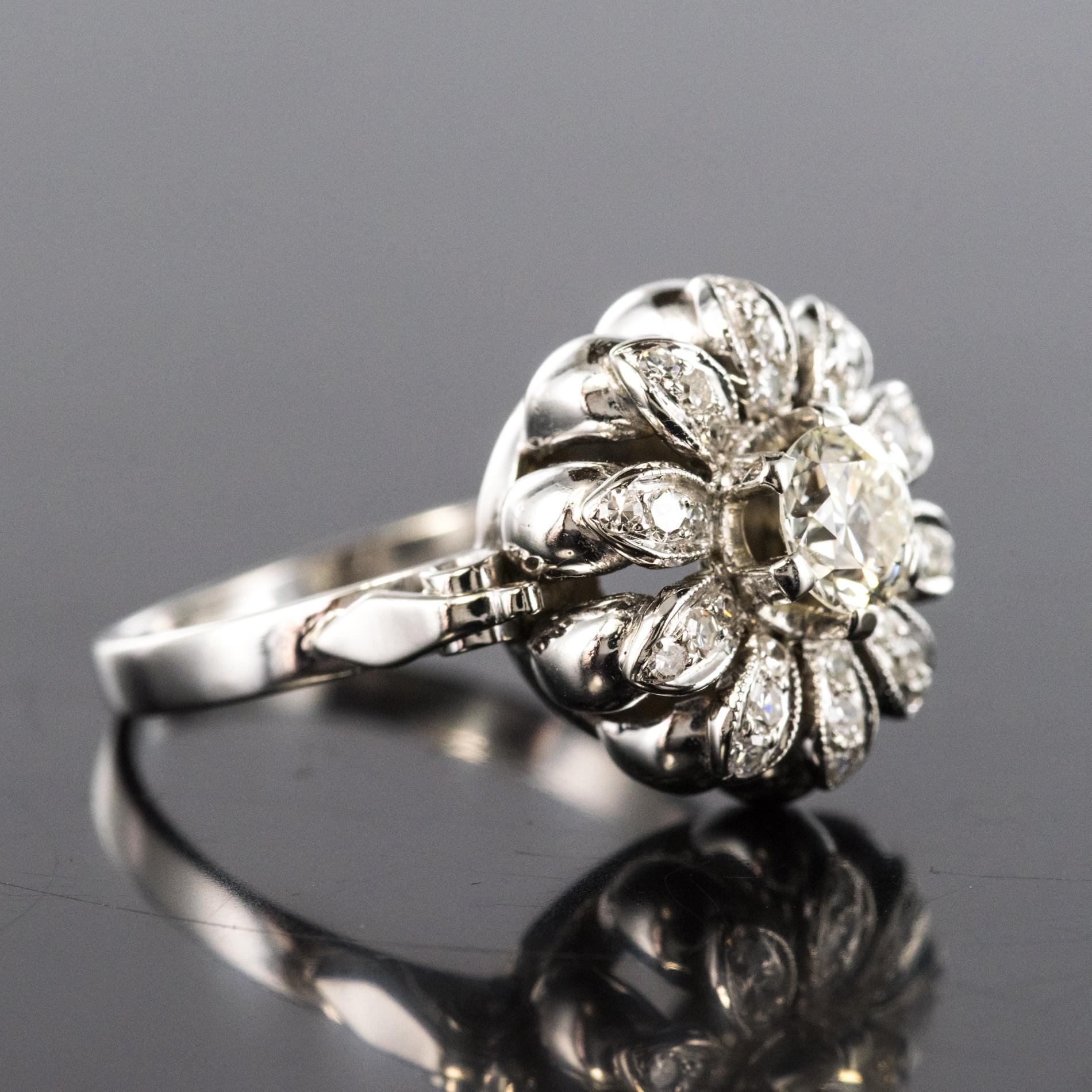 1950s 0.080 Carat Diamonds 18 Karat White Gold Flower Shape Ring In Good Condition In Poitiers, FR