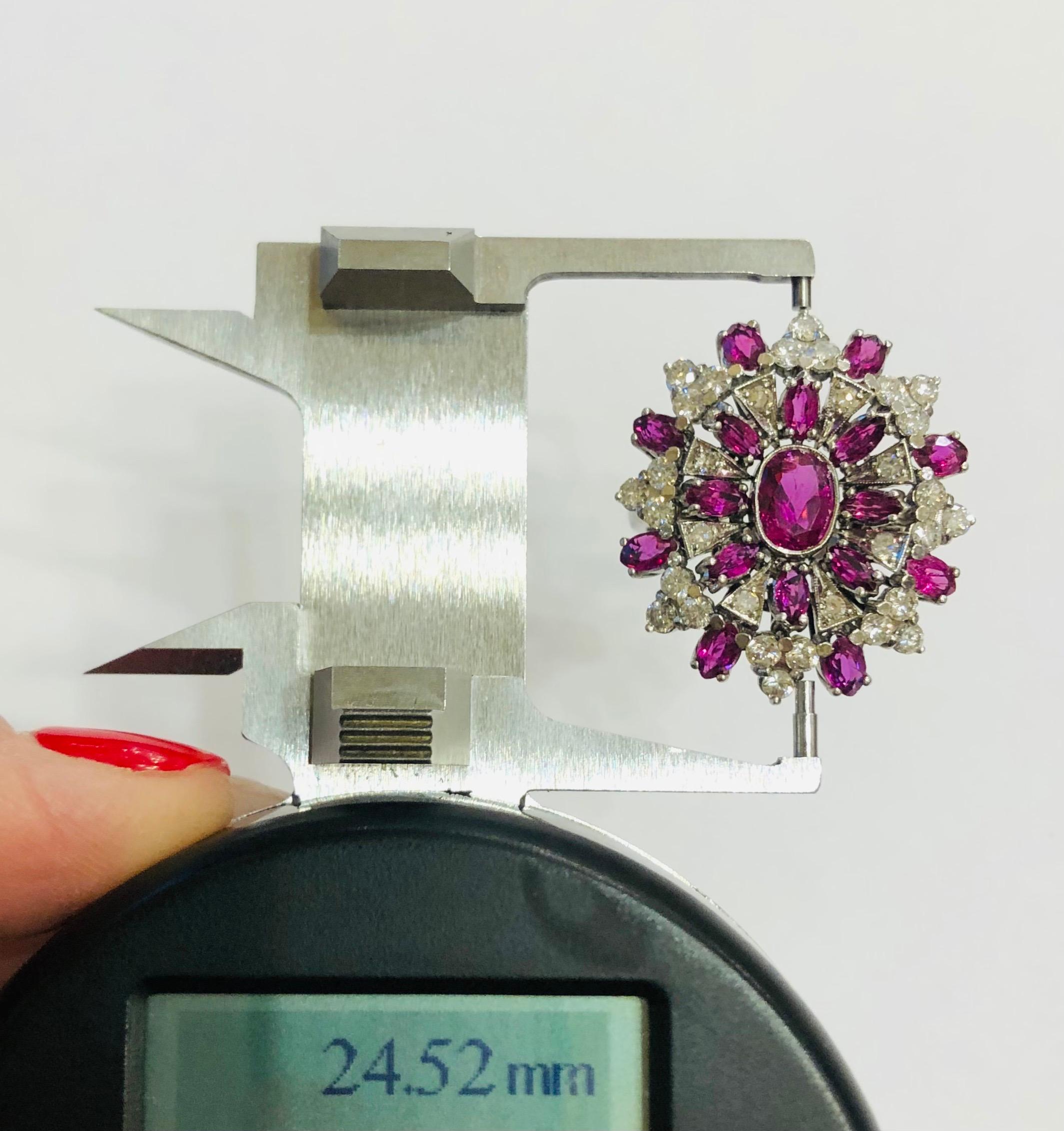 1950 Diamantes de 0,9 quilates, rubíes Anillo de cóctel de oro blanco de 18 quilates en venta 5