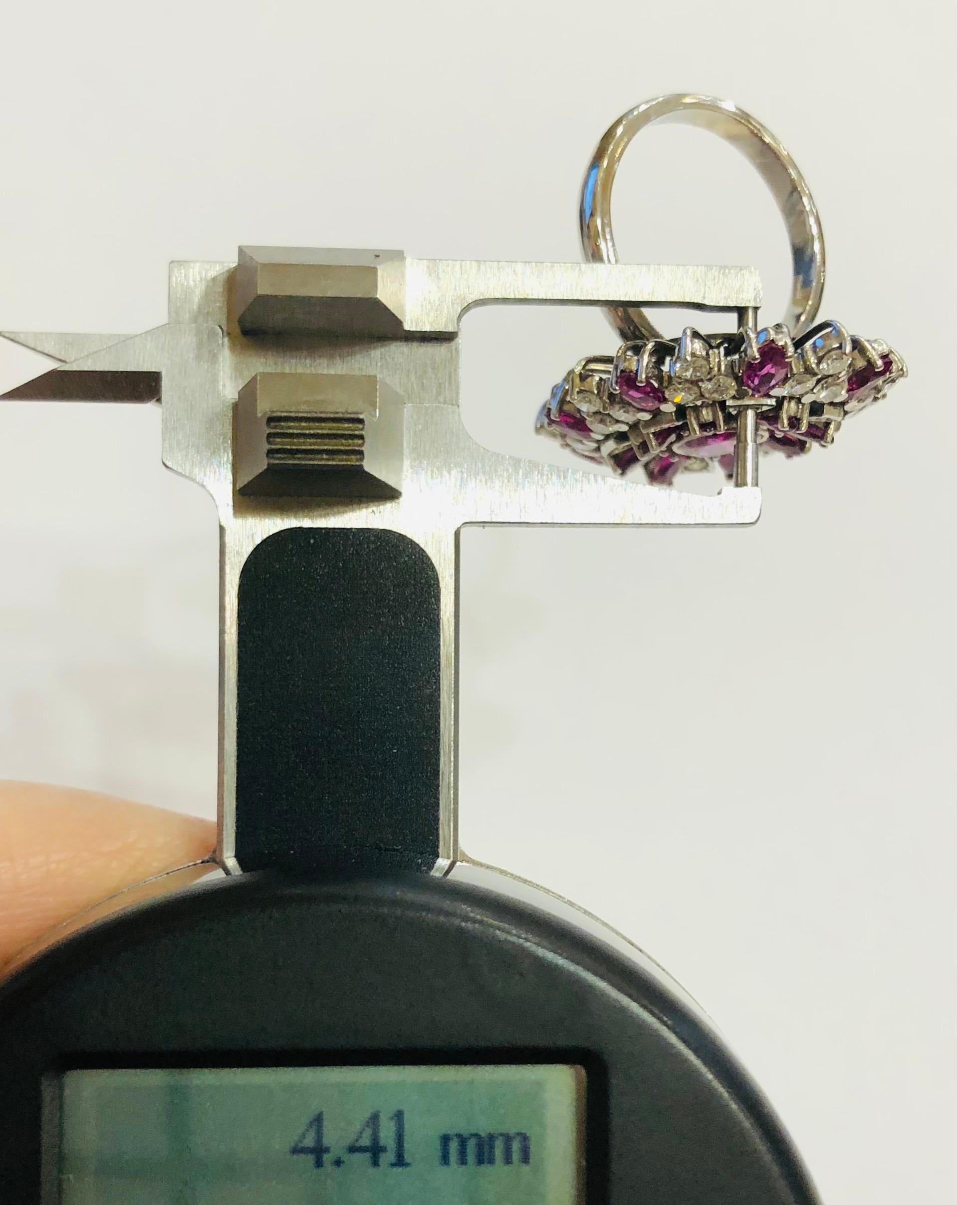 1950 Diamantes de 0,9 quilates, rubíes Anillo de cóctel de oro blanco de 18 quilates en venta 7