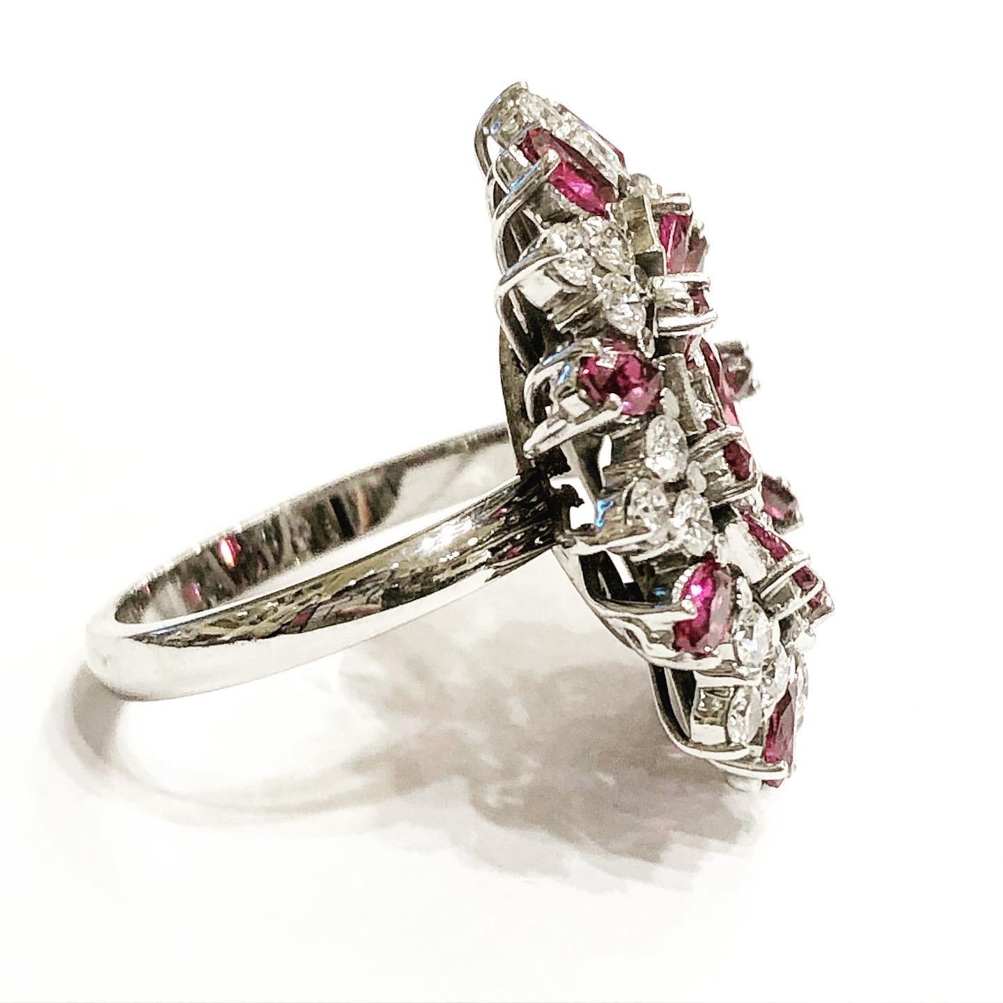 1950 Diamantes de 0,9 quilates, rubíes Anillo de cóctel de oro blanco de 18 quilates Corte brillante en venta