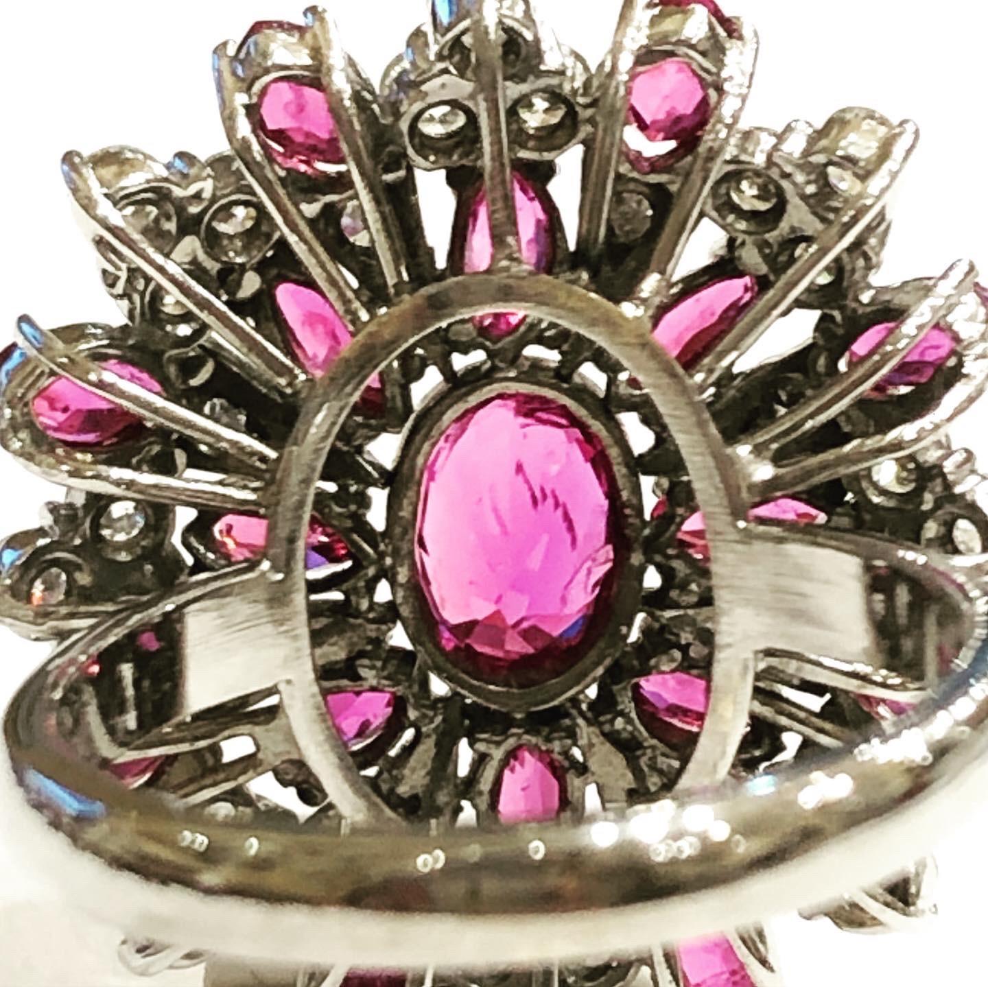Femenino o masculino 1950 Diamantes de 0,9 quilates, rubíes Anillo de cóctel de oro blanco de 18 quilates en venta
