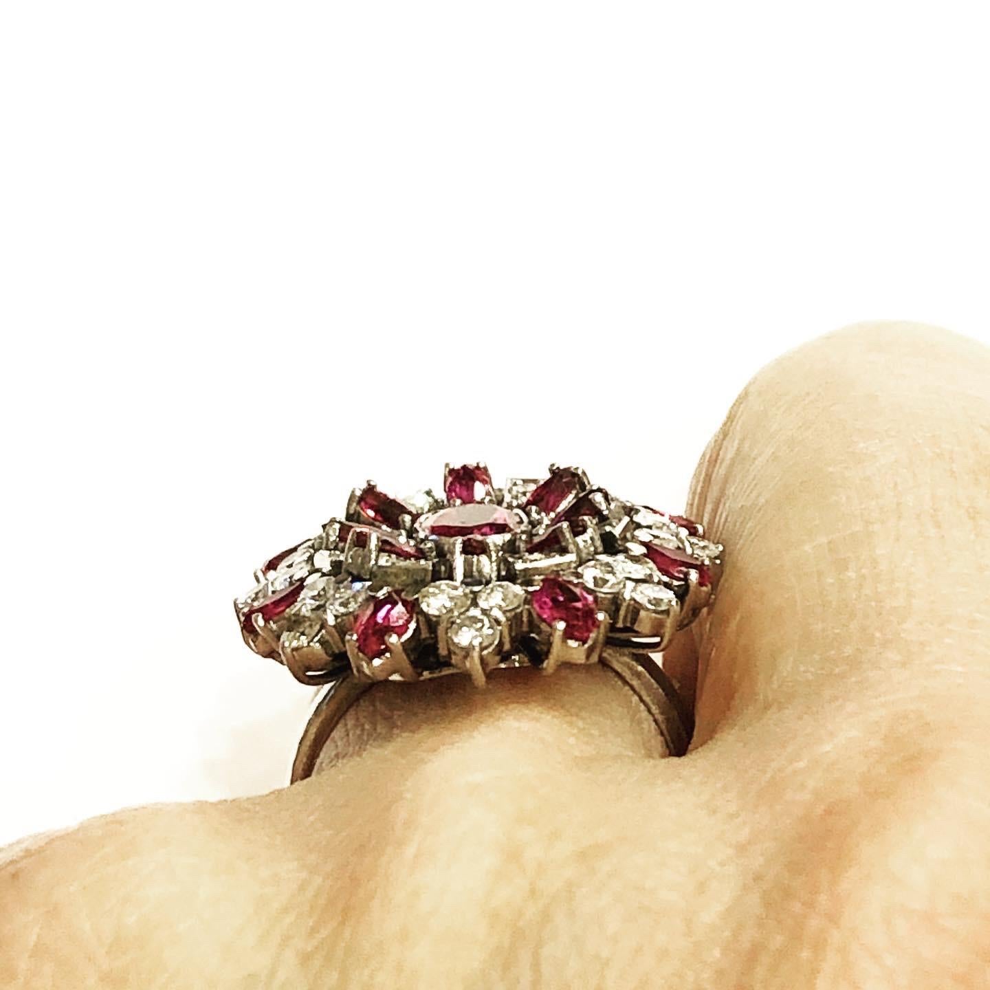 1950 Diamantes de 0,9 quilates, rubíes Anillo de cóctel de oro blanco de 18 quilates en venta 2