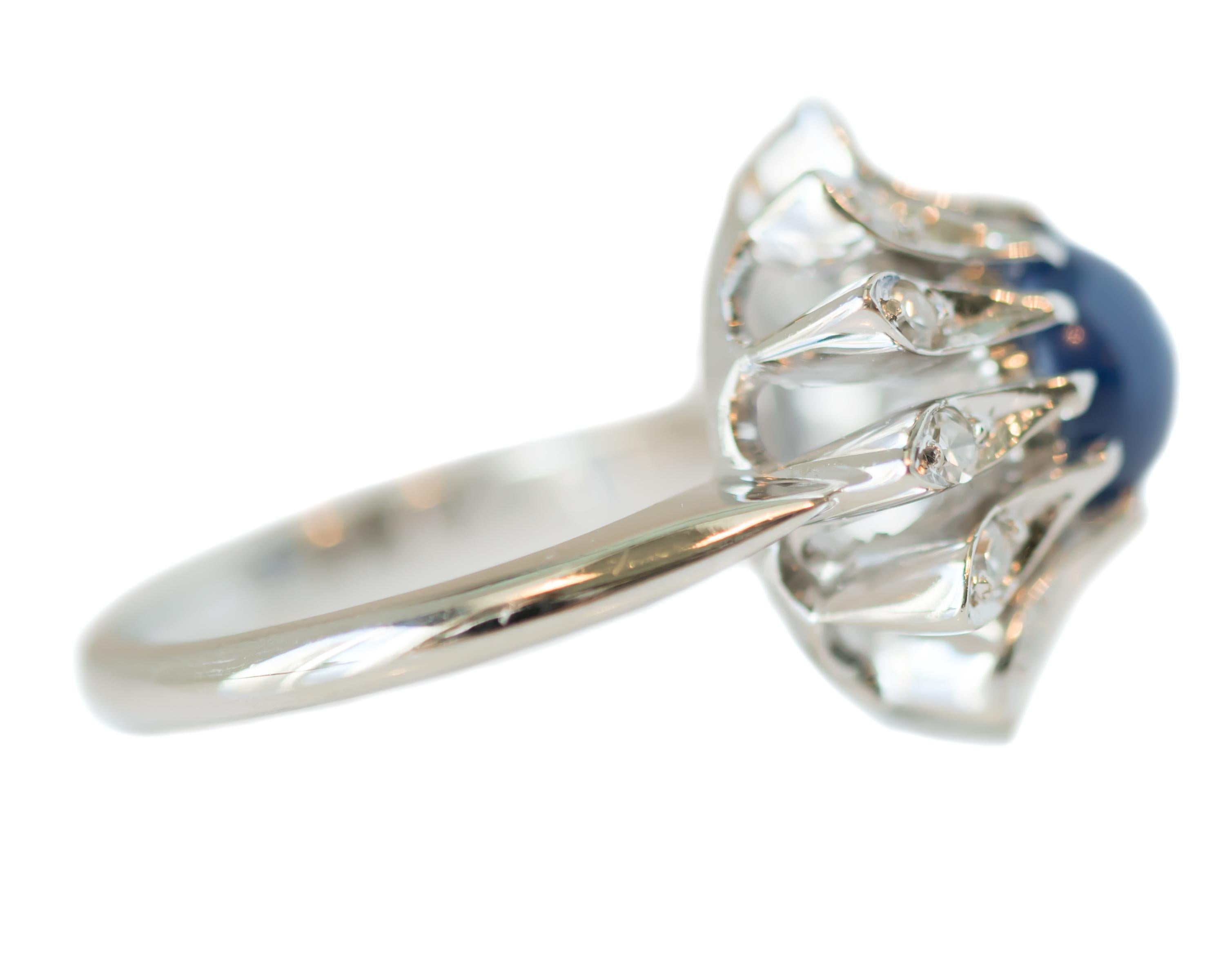 1950er Jahre 1 Karat Blauer Sternsaphir, Diamant und 14 Karat Weißgold Floral Ring (Retro) im Angebot