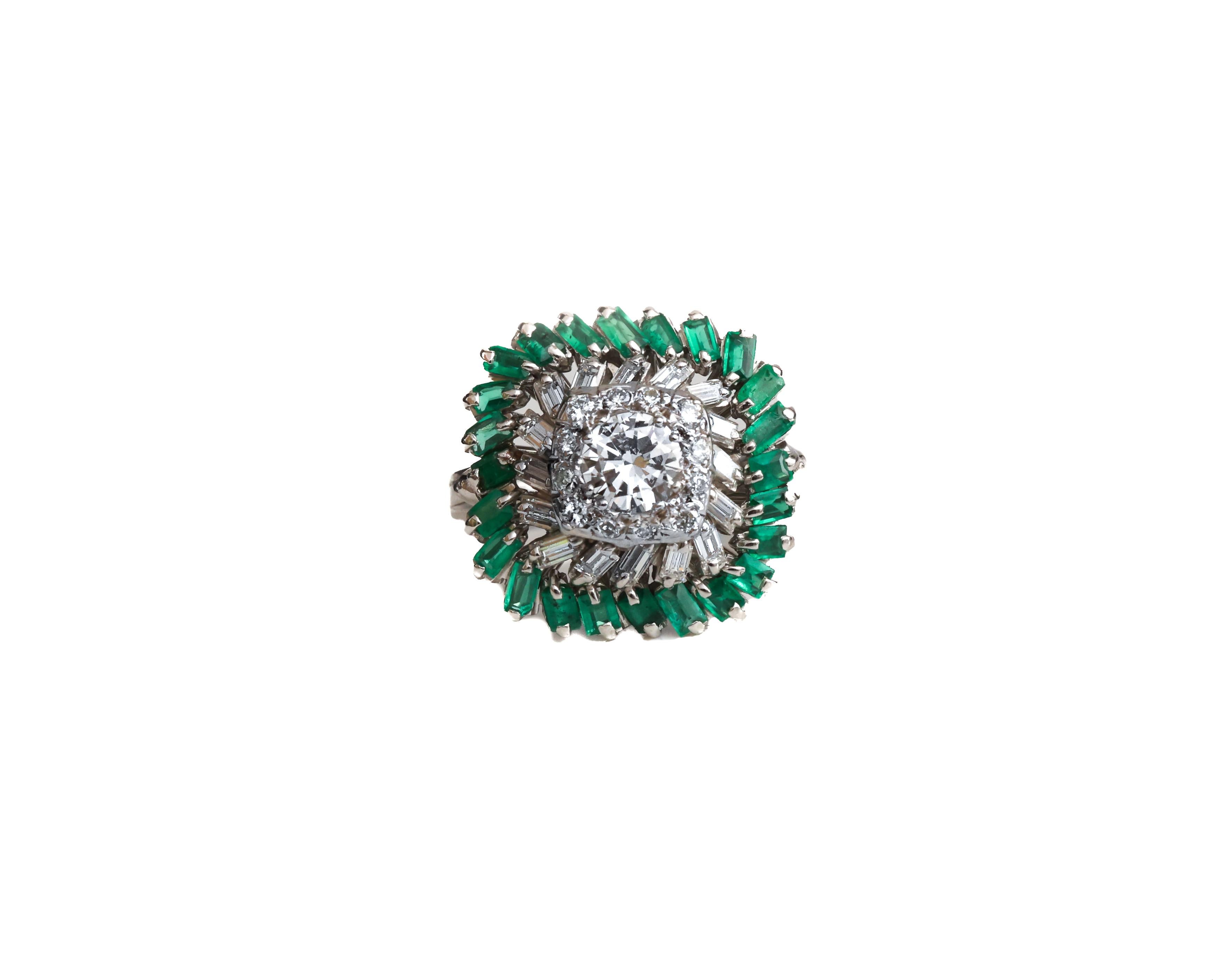 Round Cut 1950s 1 Carat Total Diamond and Emerald Platinum Cocktail Ring For Sale
