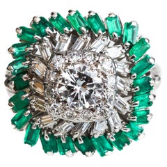 Anello da cocktail in platino con diamante e smeraldo da 1 carato totale del 1950