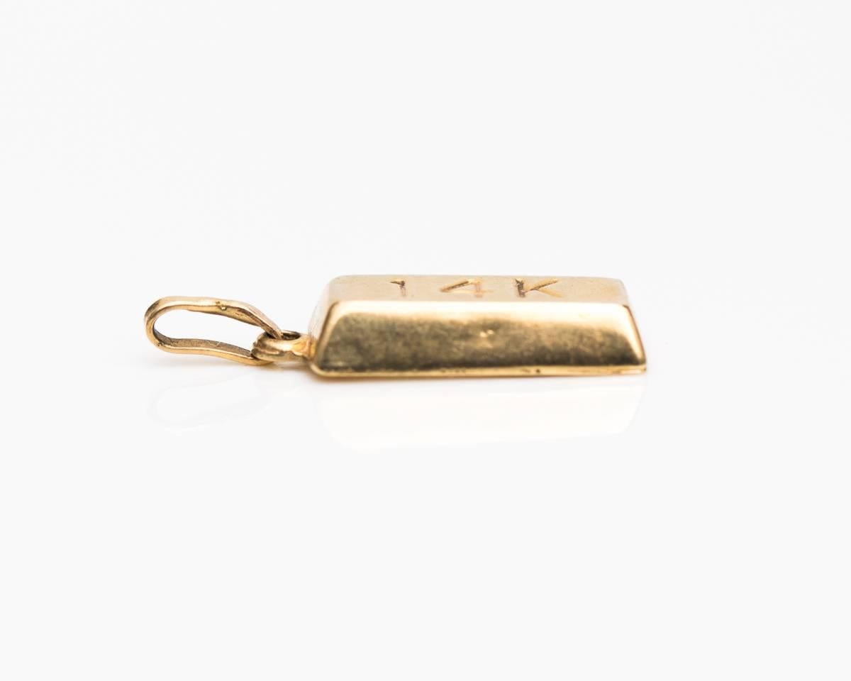 1950s Retro 14 Karat Yellow Gold Bar Charm Pendant

Gold Bar to Go! Wear it as a Charm on a Bracelet or Necklace or as a Pendant. It packs Value and Versatility in one Package. This darling charm has smooth sides, a bail on one end and is Stamped