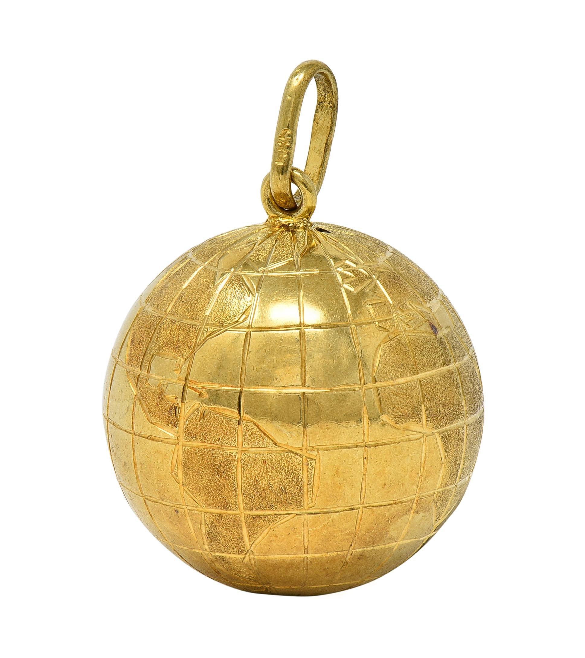 Conçu comme un globe à fort rendu
Accentué par des pays texturés
Avec un quadrillage sur toute la surface
Suspendu à une balle avec anneau de saut
Estampillé pour l'or 14 carats
Circa : 1950s
Mesures : 13/16 x 1 3/16 pouces - y compris la