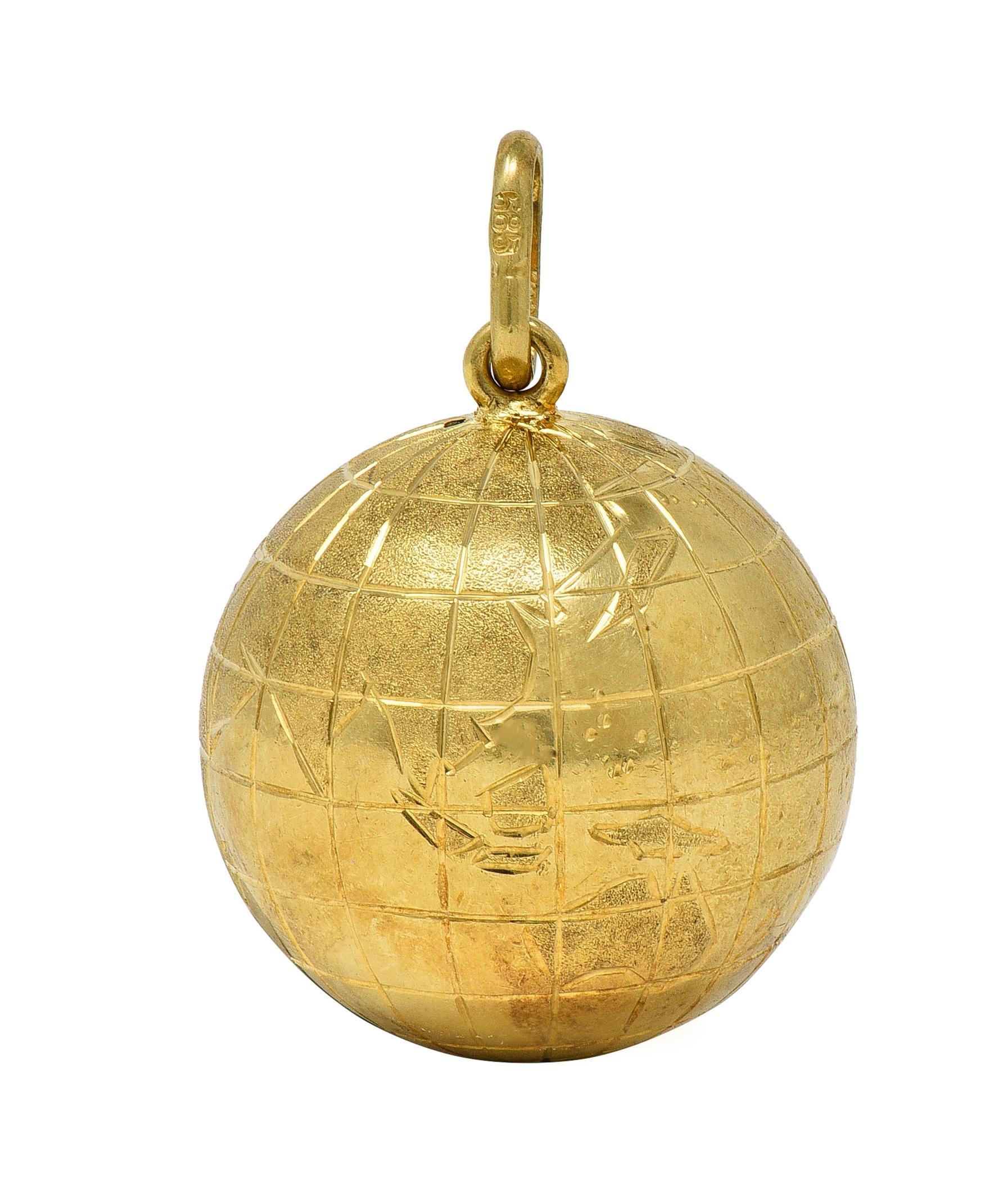 Rétro Breloque globe vintage en or jaune 14 carats des années 1950 en vente