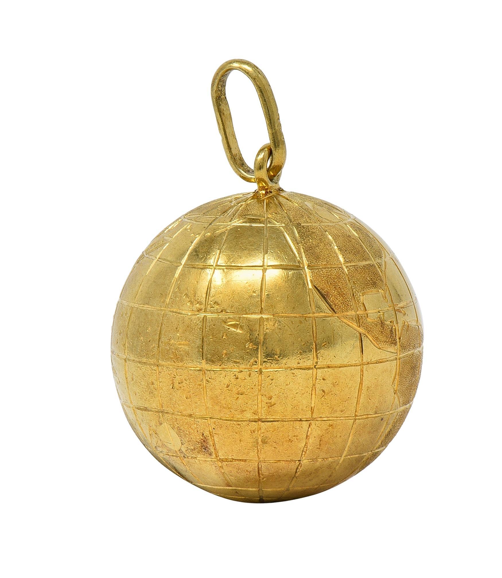 Breloque globe vintage en or jaune 14 carats des années 1950 Excellent état - En vente à Philadelphia, PA