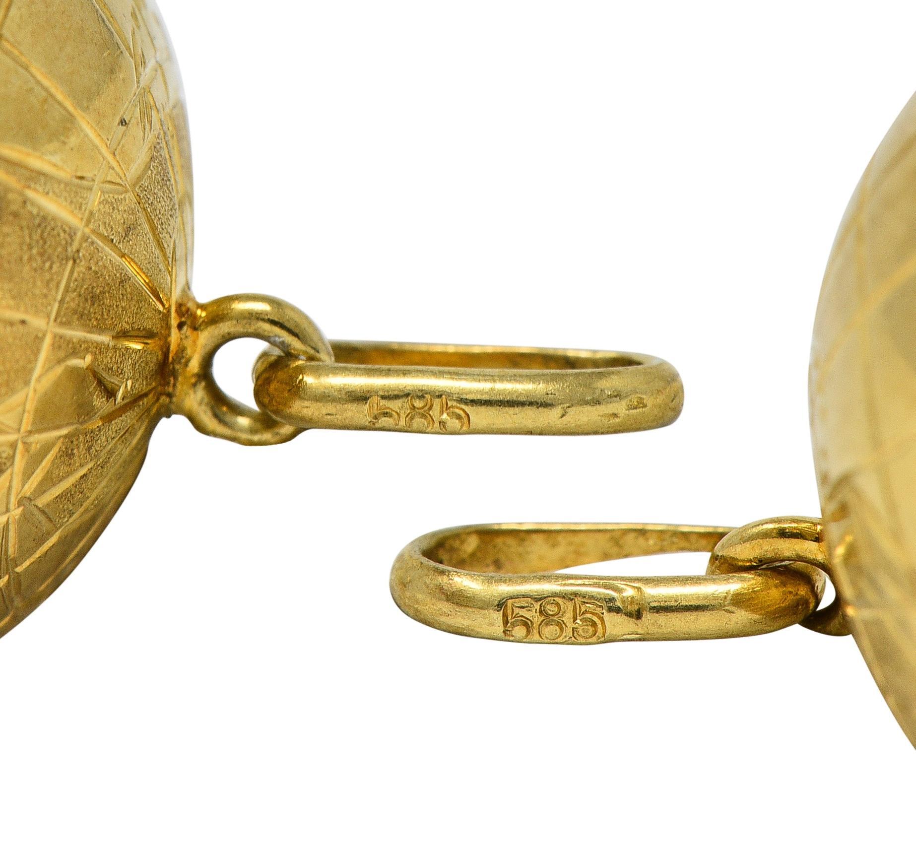 Breloque globe vintage en or jaune 14 carats des années 1950 Unisexe en vente
