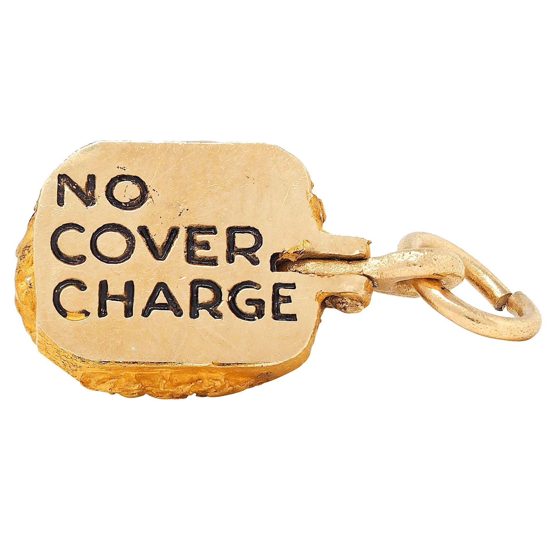 1950's 14 Karat Yellow Gold Vintage Mother Hen Charm In Excellent Condition For Sale In Philadelphia, PA