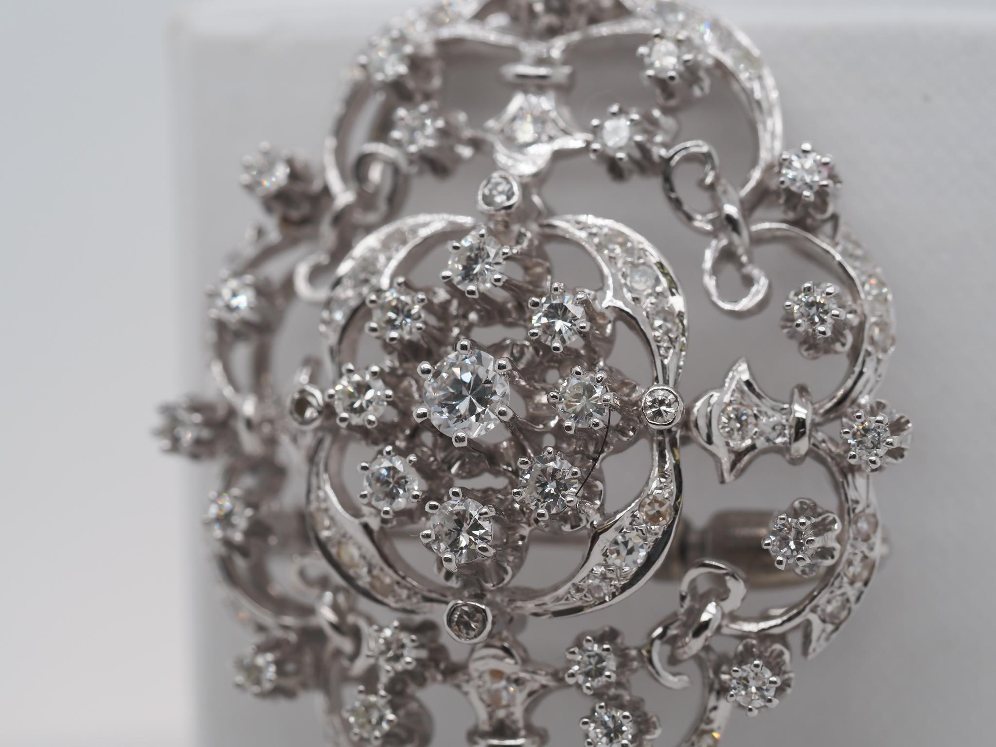 Taglio rotondo Ciondolo e spilla con diamanti ornati in oro bianco 14K del 1950 in vendita