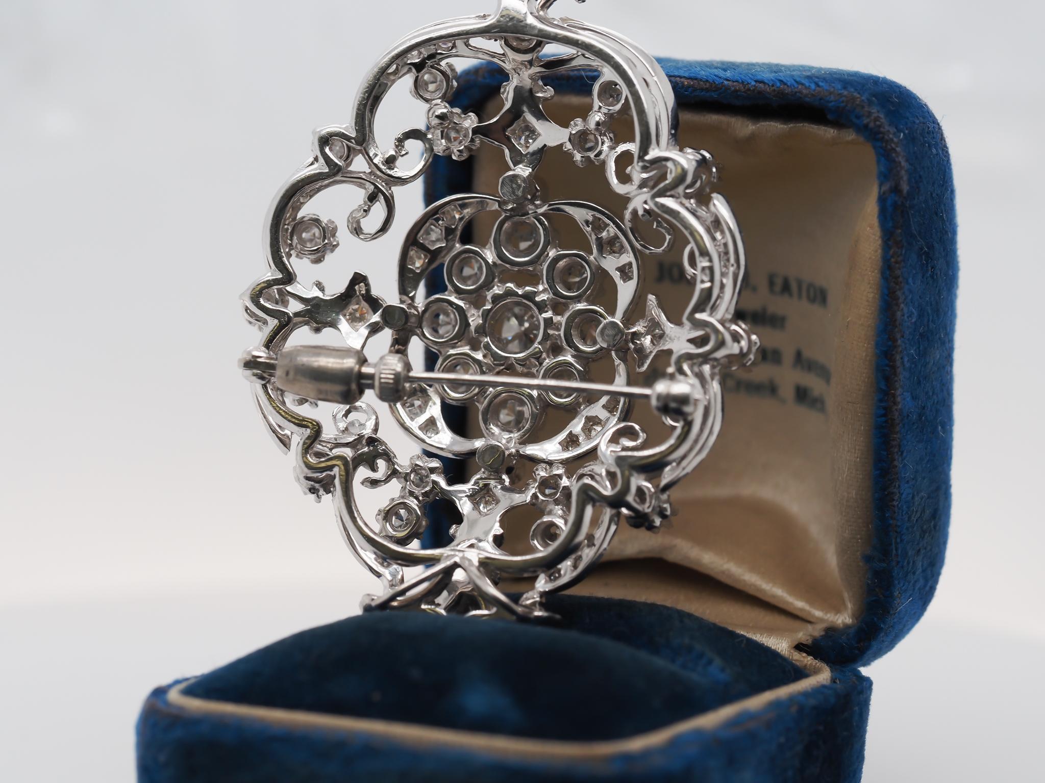 Donna Ciondolo e spilla con diamanti ornati in oro bianco 14K del 1950 in vendita