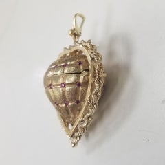 1950's 14k Yellow Gold Heart Pendant Locket That Holds 3 Pictures Inside