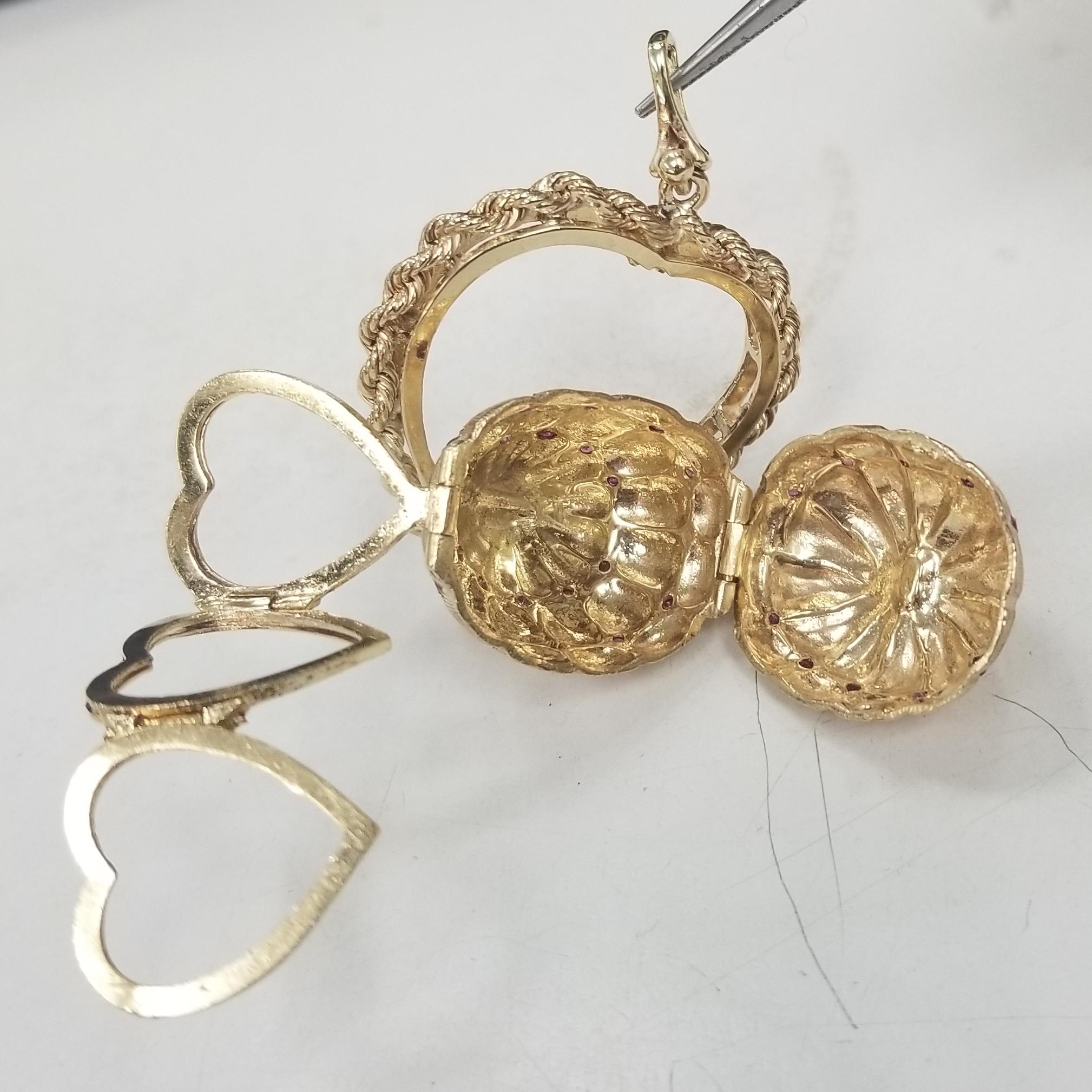 1950's 14k Yellow Gold Heart Pendant Locket That Holds 3 Pictures Inside In Excellent Condition In Los Angeles, CA