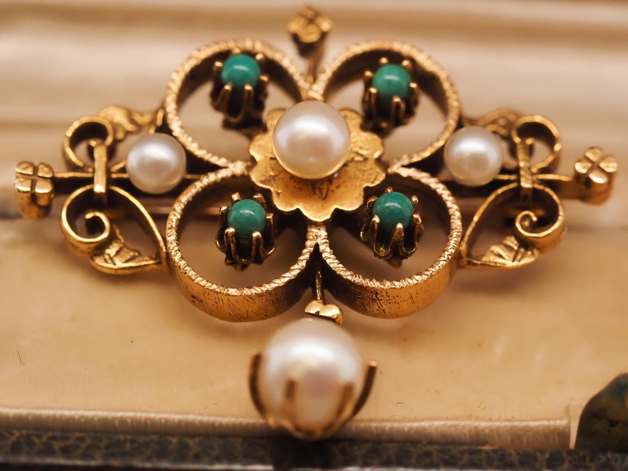 Broche et pendentif en or jaune 14K des années 1950 avec perles et turquoises en vente 3