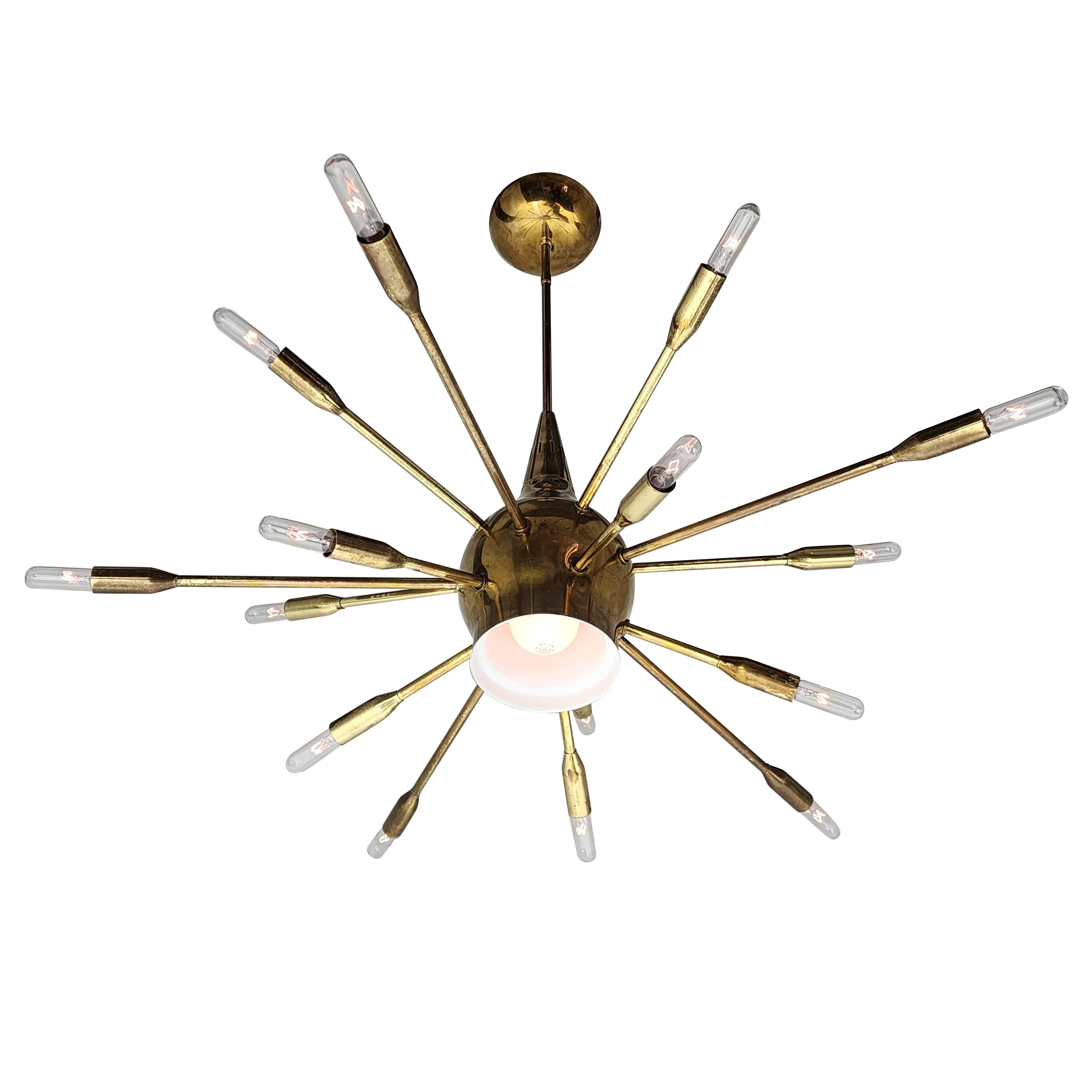 Lampadario a 15 bracci in ottone, unico e audace, con luce verso il basso. 

Contiene 15 prese E12 a candelabro da 40 watt ciascuna. 

La lampada a incasso ha una presa con base edison E26. 

