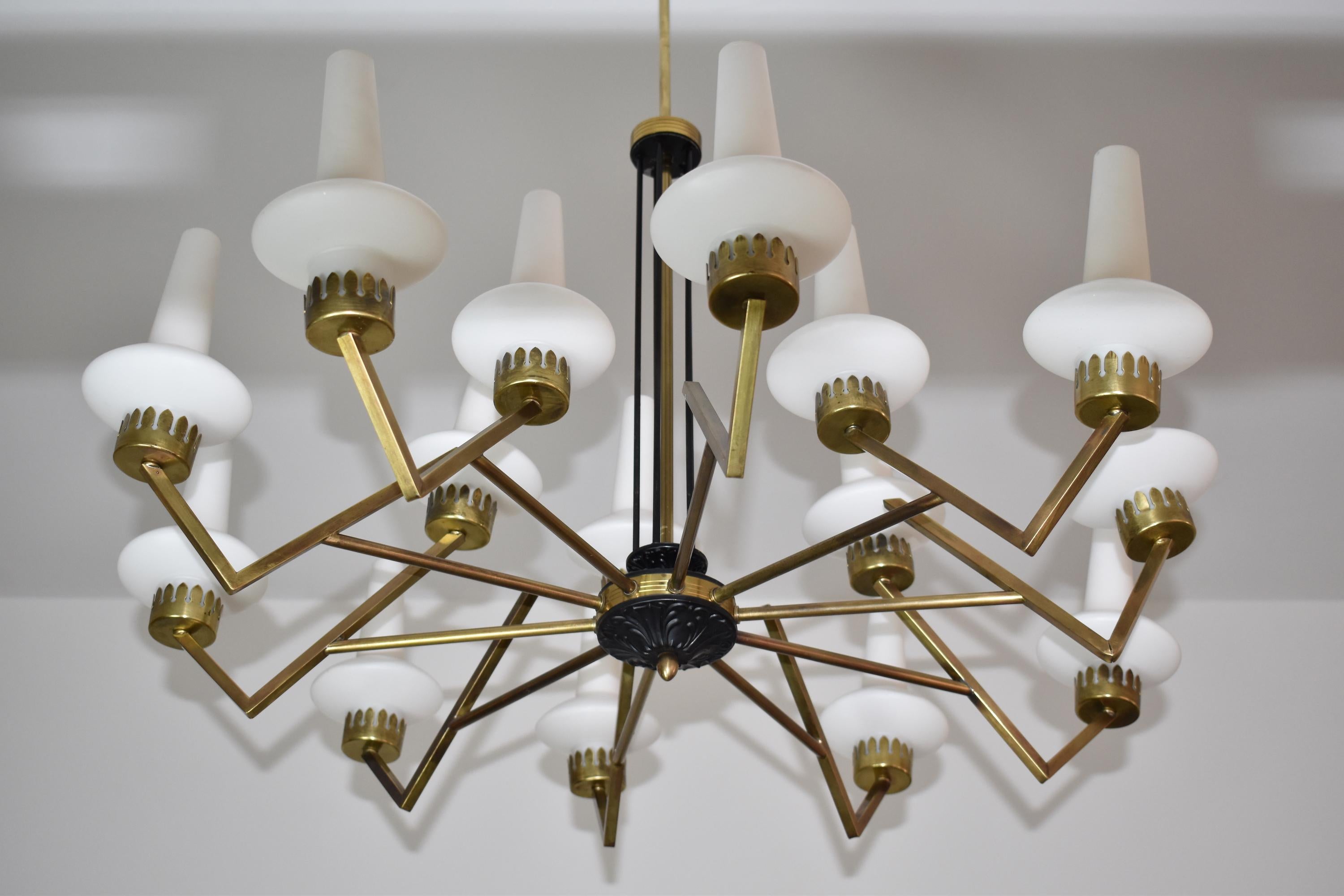1950's 15 Light Italian Chandelier Attributed to Stilnovo In Good Condition For Sale In Paris, FR