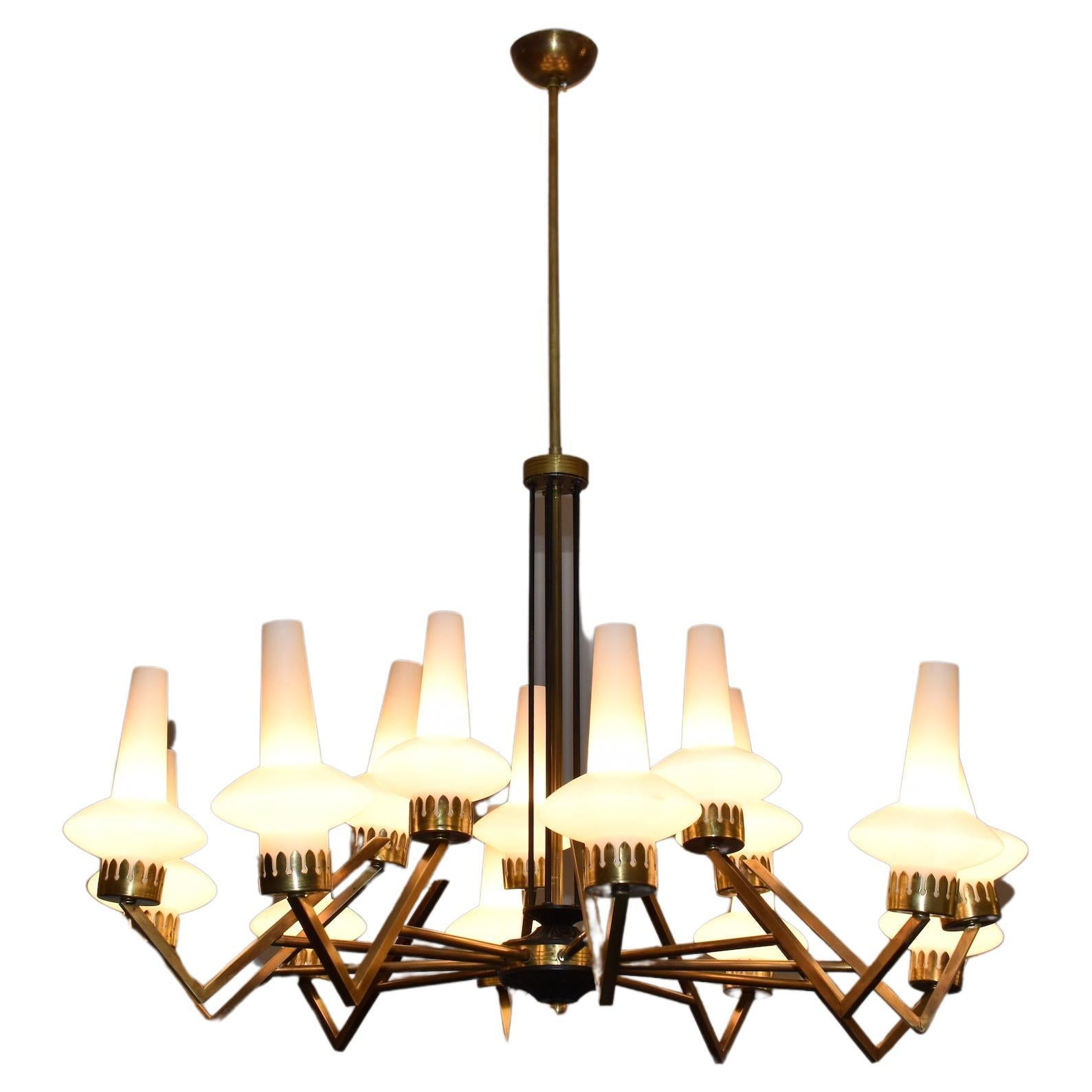 A spectacular Italian 15-arm chandelier from the 1950s attributed to Stilnovo designed with angular arms and original frosted glass shades. This collectable piece is highlighted by its black lacquered and sculpted details on the main structure. Each