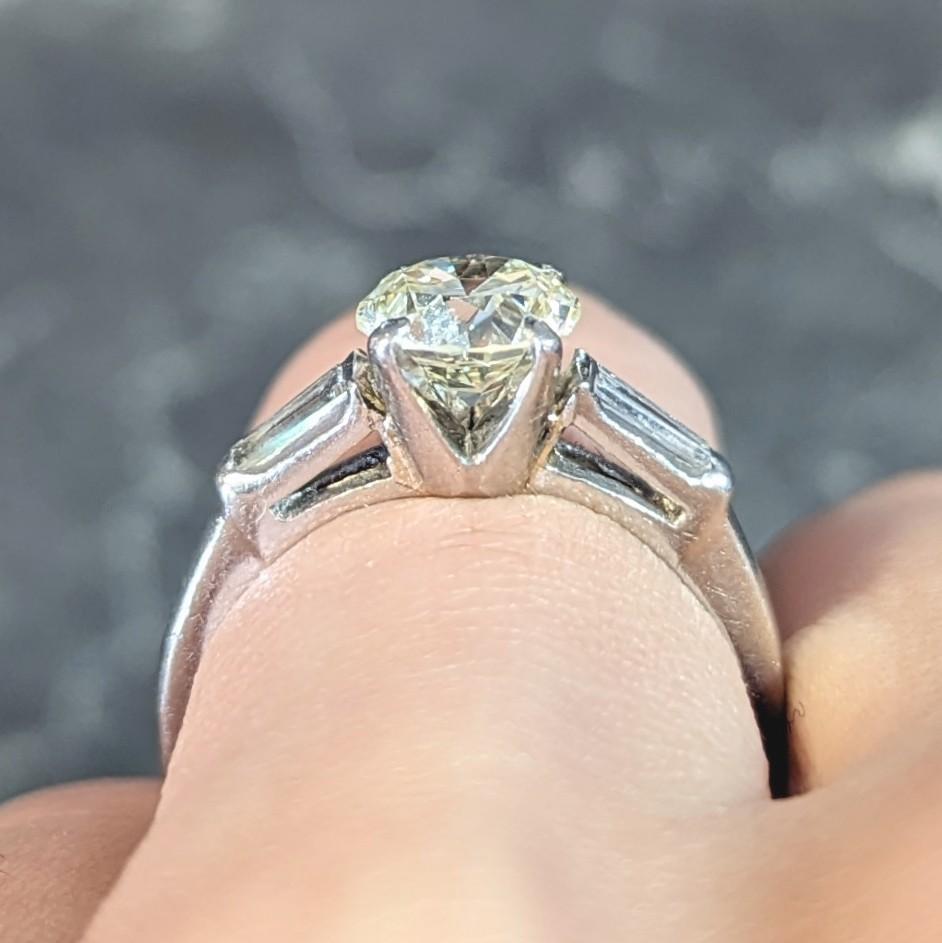 Anello di fidanzamento vintage con diamante di transizione in platino a tre pietre del 1950 da 1,50 CTW in vendita 9