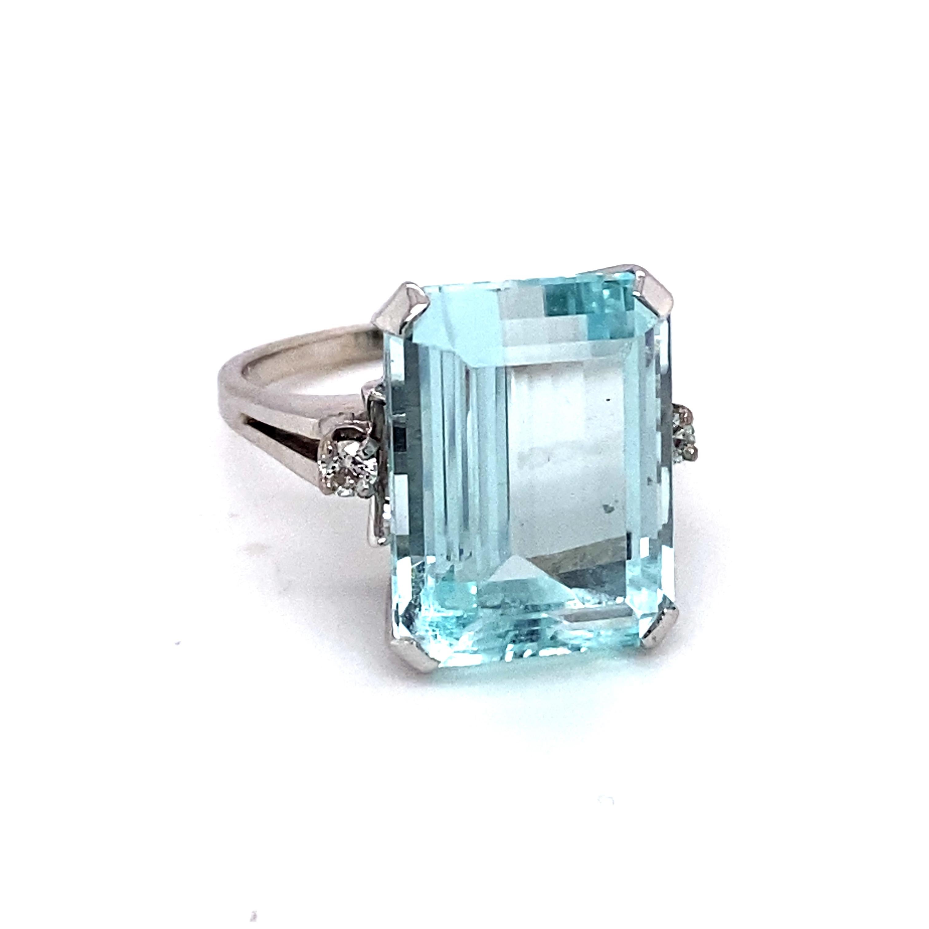 1950er Jahre 16 Karat Aquamarin und Diamant-Ring aus 14 Karat Weißgold (Retro)