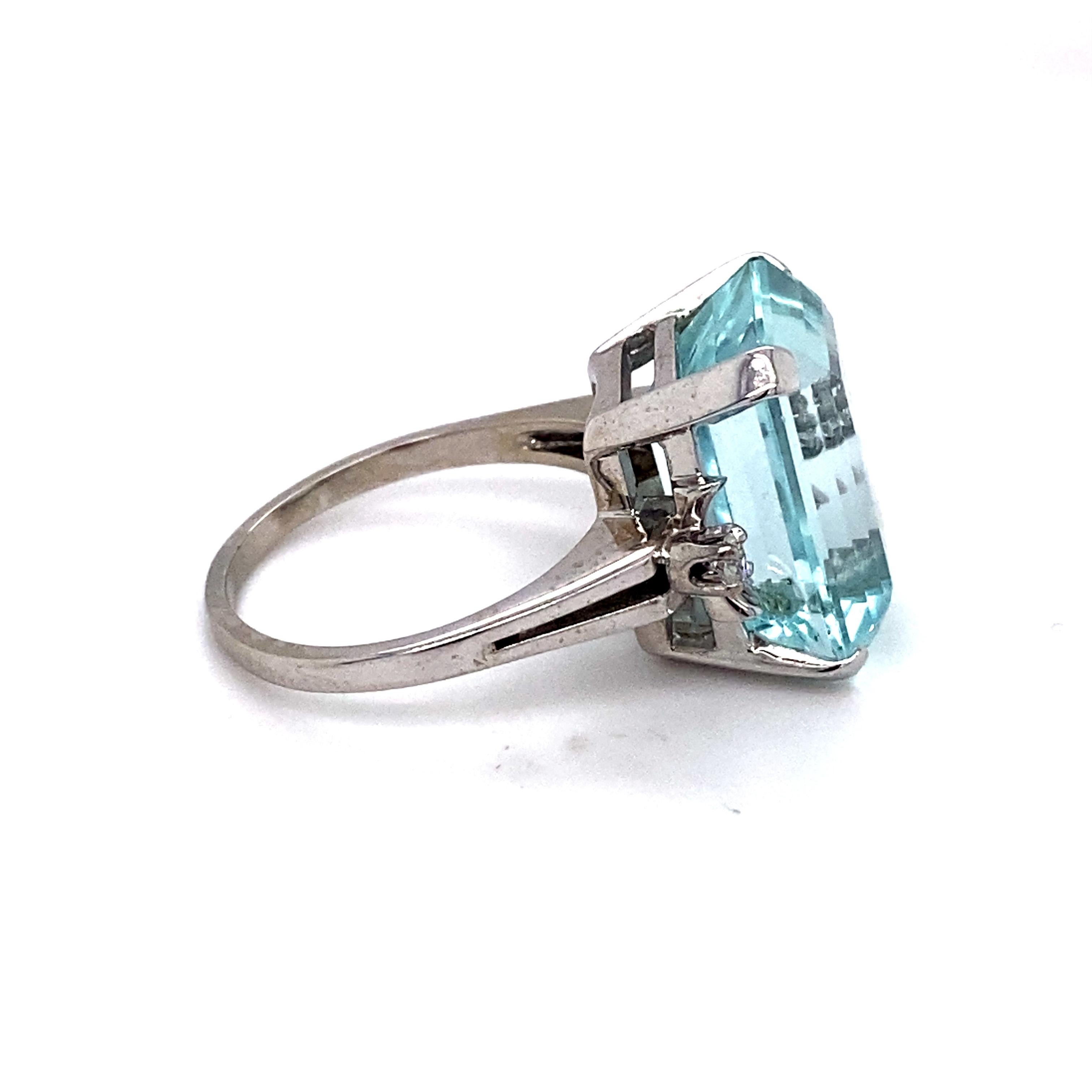 1950er Jahre 16 Karat Aquamarin und Diamant-Ring aus 14 Karat Weißgold (Smaragdschliff)