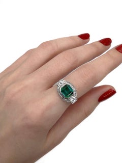 1950er Jahre 18 Karat Gold 2,10 Karat Grüner Turmalin 0,48 Karat Diamant Cocktail Ring