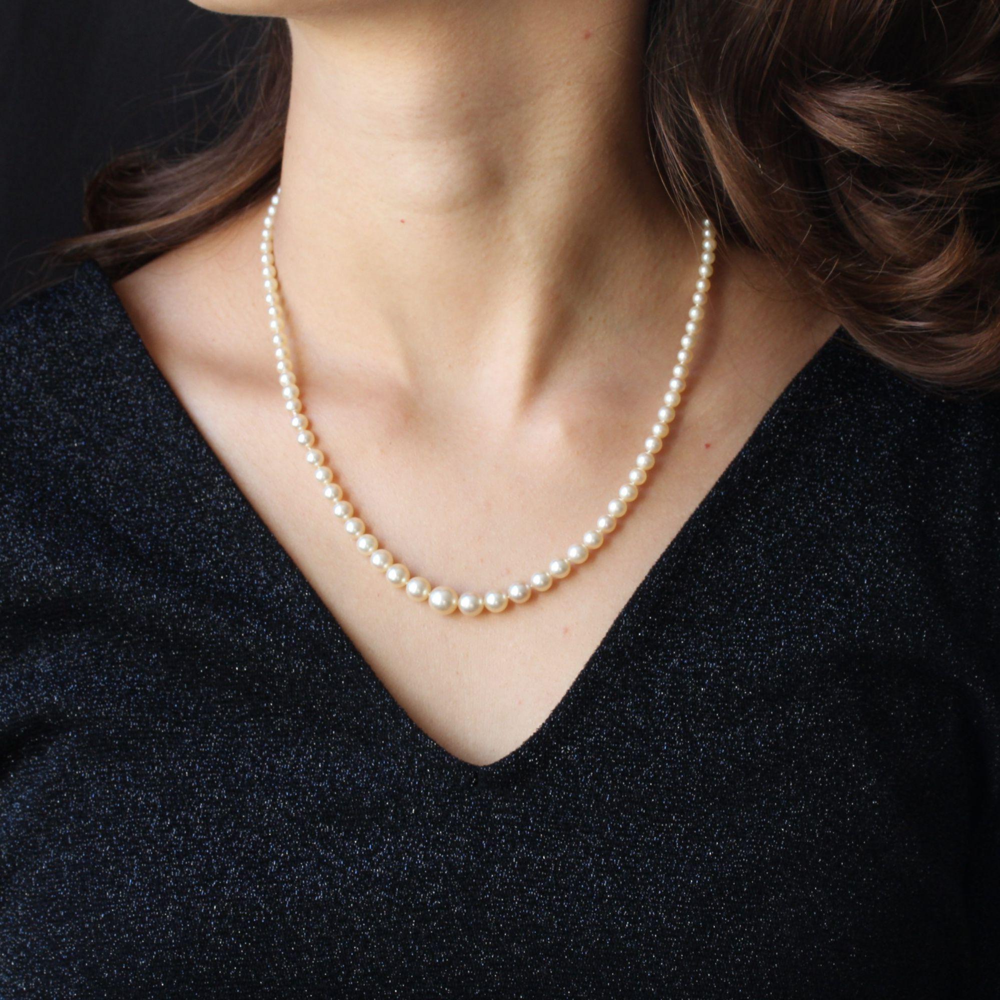 Cultured pearl necklace in fall, pinkish white orient.
The clasp, in 18 karat white gold, is rectangular in shape, openwork at the ends and set in the center of a brilliant-cut diamond, surrounded by 8/8- cut diamonds. The clasp is ratchet with
