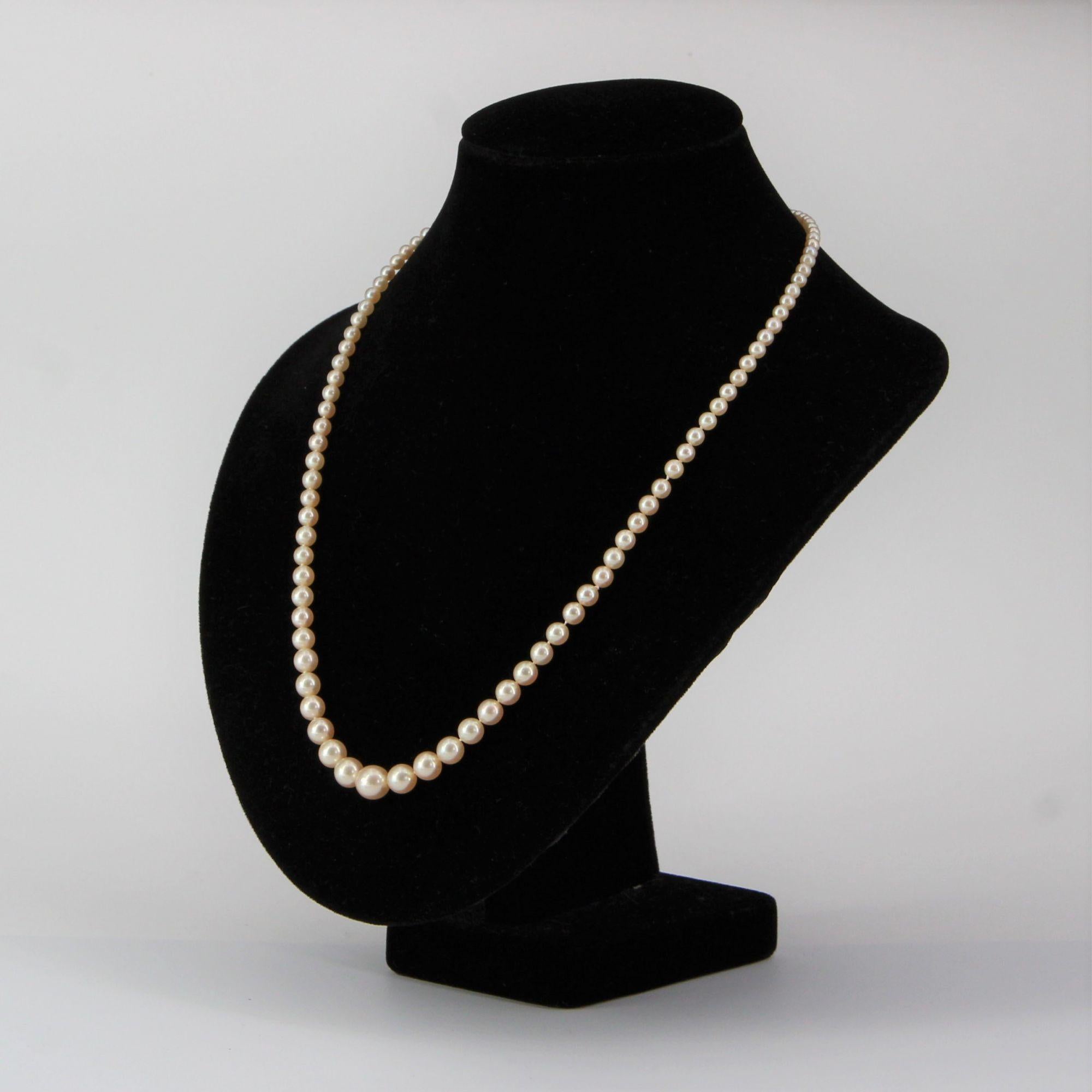 1950er Jahre Halskette mit Falling Perlen-Verschluss aus 18 Karat Weißgold mit Diamanten im Zustand „Hervorragend“ im Angebot in Poitiers, FR