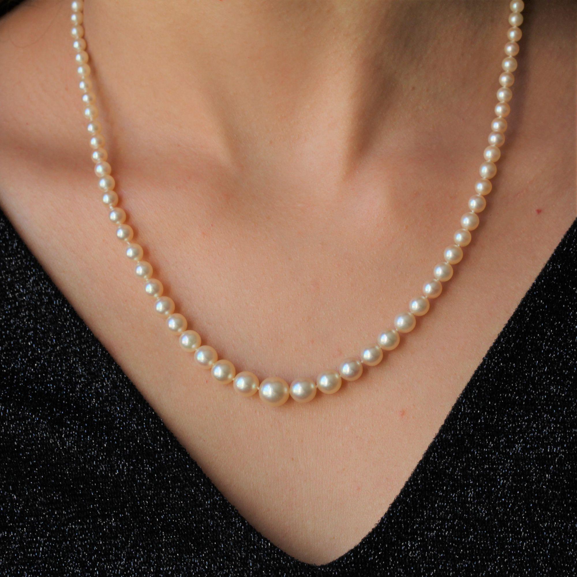1950s 18 Karat White Gold Diamonds Clasp Falling Pearl Necklace In Excellent Condition For Sale In Poitiers, FR