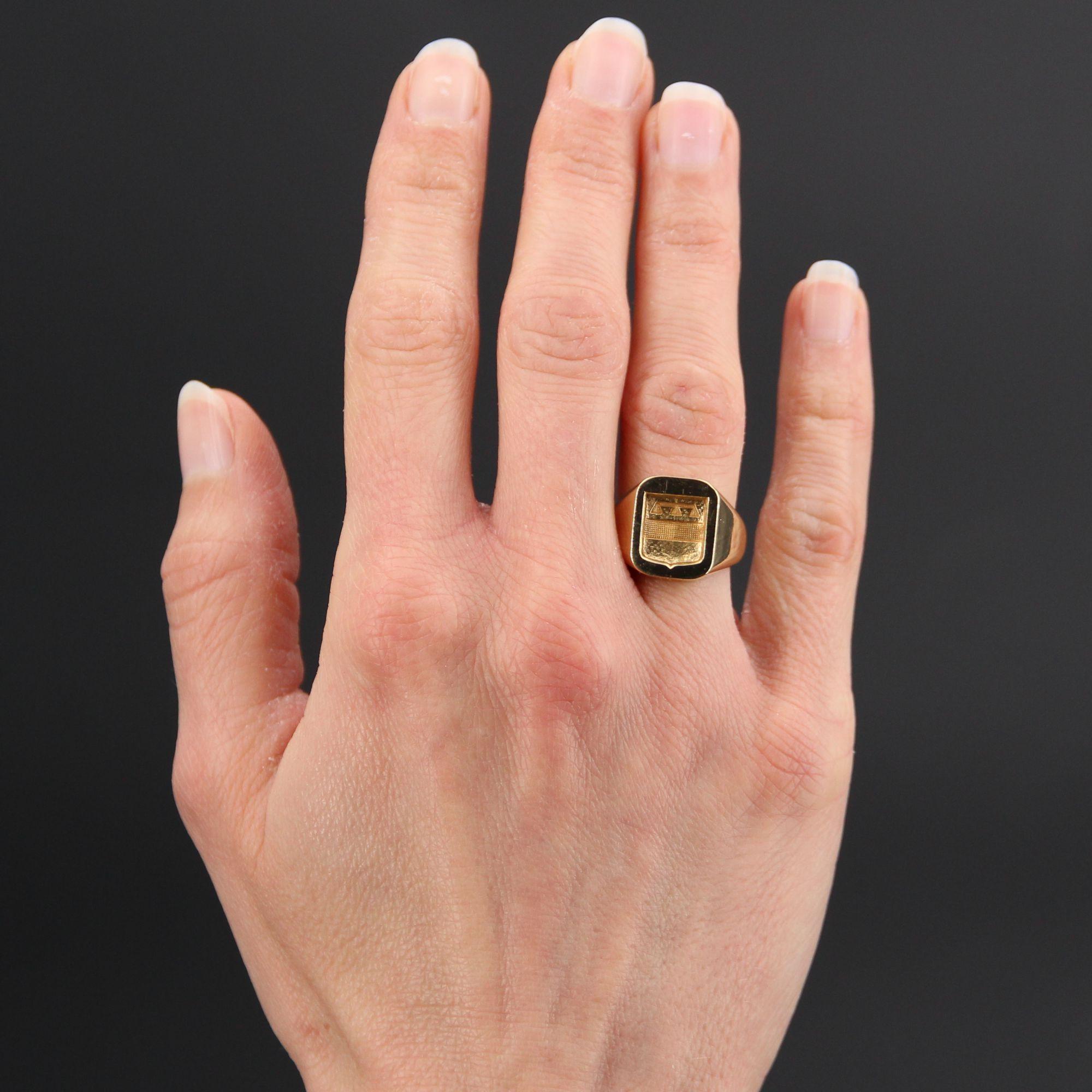 Ring in 18 karat yellow gold, eagle head hallmark.
This men's or women's signet ring is decorated with a cartouche with a coat of arms.
Height : 13.7 mm, width : 11.6 mm, thickness : 2.6 mm, width of the ring at the base : 4.5 mm.
Total weight of